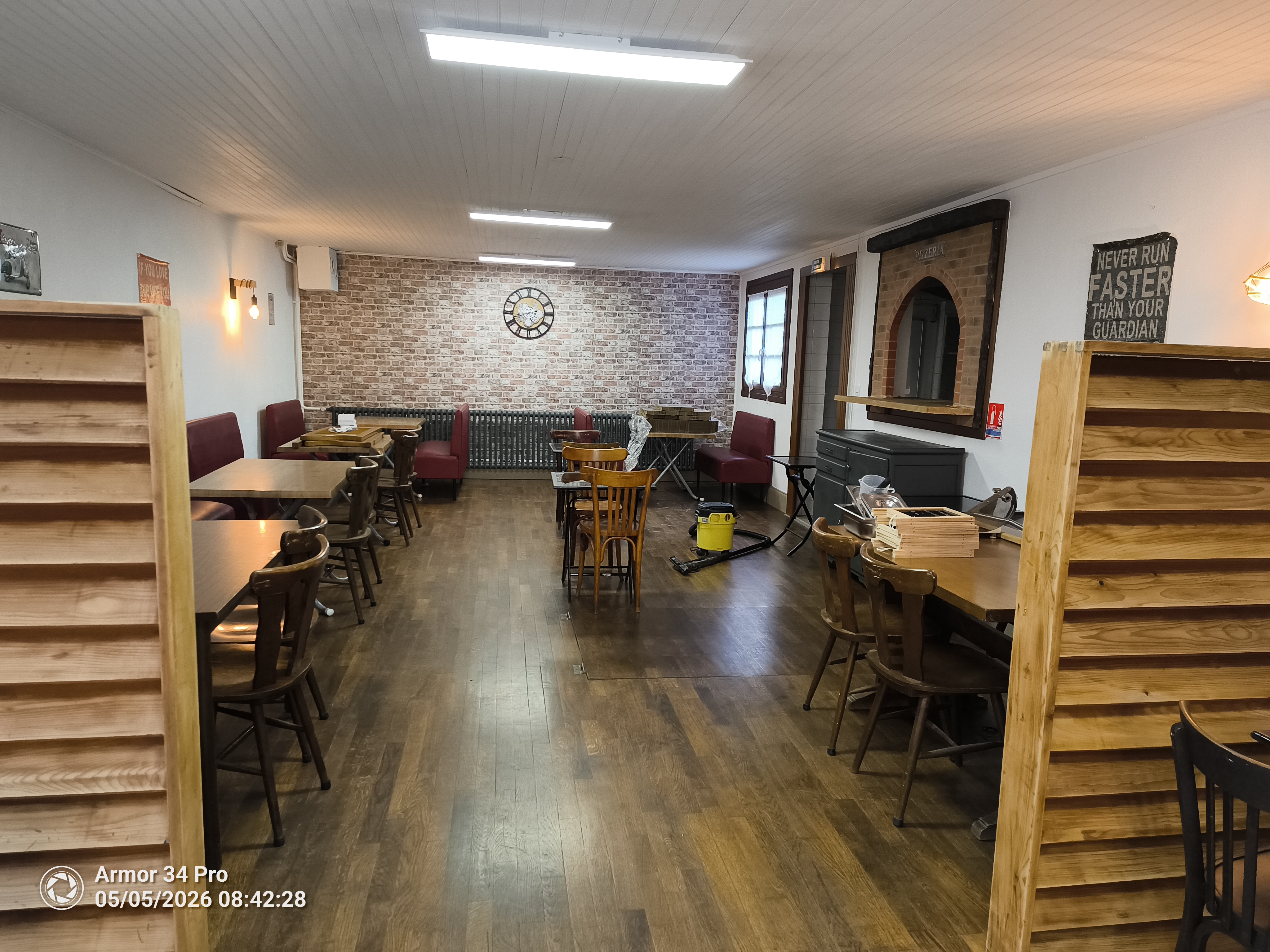 Bar restaurant pizzeria à louer. 
Tout équipé.
Accès facile.
Situé au milieu du village.
Pour plus de renseignements contactez moi.