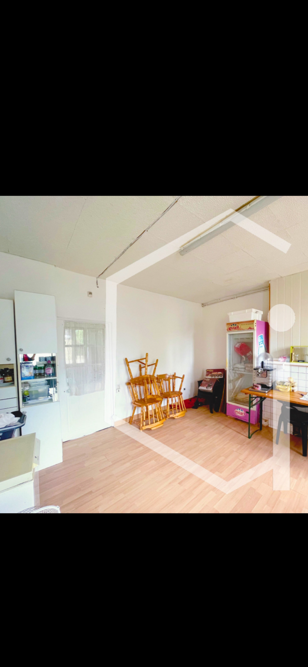 Vends fond de commerce, 90 m² ( cause changement d’activité) situé au cœur du bourg, vivant et fréquenté.Le commerce se situe sur l’artère principale du village avec parking ,terrasse, excellente visibilité et passage constant .A proximité, épicerie, banque postale , école ….
SEUL ET UNIQUE BAR lieu de vie et de convivialité, un pilier de la vie locale. 
Le fond possède une salle bar ,une salle de restauration (activité à développer 20 couverts )ainsi qu’une pièce d’office, une cave et une cour mitoyenne.
Loyer 594ht/mois ,chauffage gaz 400€/an, électricité 150€/mois
Zone rurale possibilité d’exonération de certains impôts pour 5ans ( à confirmer)