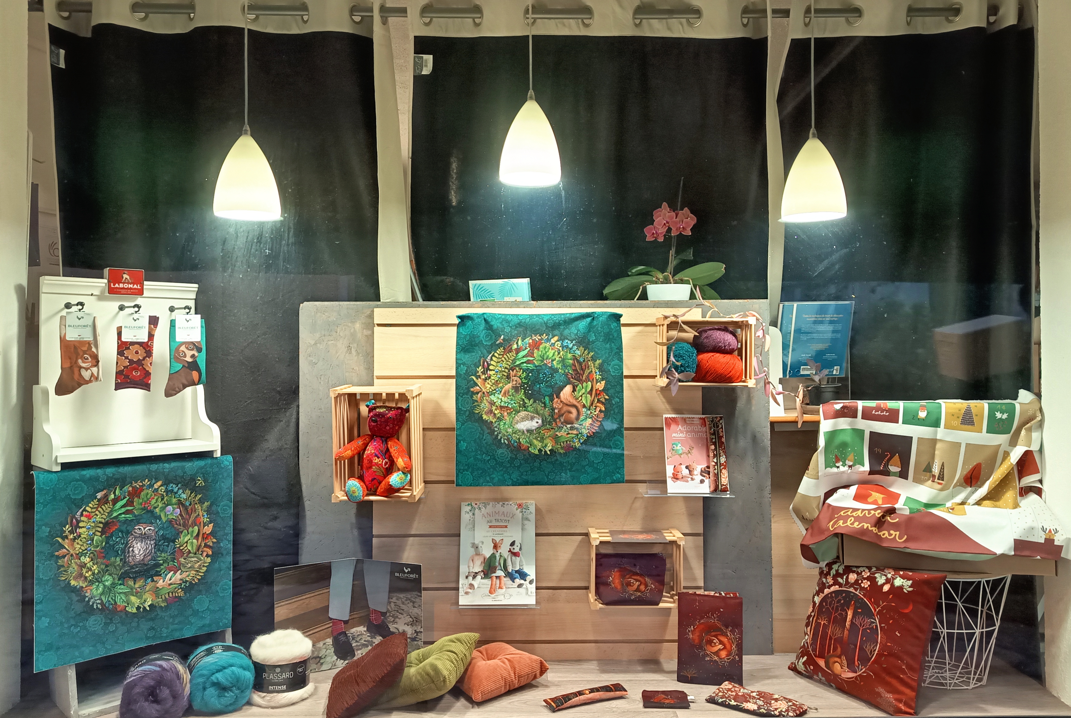 Située au cœur de Florac (2 000 habitants), village touristique des Cévennes, cette
mercerie bénéficie d’un emplacement privilégié avec excellente visibilité grâce à
ses trois vitrines et un accès facile à pied comme en voiture.
Il s’agit de la seule mercerie dans un rayon de 30 km, offrant une clientèle fidèle
locale et touristique.
L’entreprise propose à la vente de la mercerie, de la laine, de la lingerie et de la
bonneterie. Consolidée au cours des dix dernières années, elle s’appuie sur des
bases solides, avec un chiffre d’affaires stable d’environ 80 000 €.
Elle offre de réelles perspectives d’évolution. Le repreneur n’est pas tenu de
maintenir l’offre actuelle à l’identique et peut la faire évoluer, notamment en
enrichissant ou en diversifiant les gammes, en proposant des services
complémentaires, en mettant en place des ateliers, en développant la vente en
ligne ou encore en intégrant une offre de loisirs créatifs.
Le local comprend une surface commerciale de 50 m², un espace atelier de 10 m²,
une réserve de 10 m² ainsi qu’une cabine d’essayage. L’aménagement est
modulable et permet d’adapter facilement l’espace, avec la possibilité d’augmenter
la surface de vente en réduisant la réserve.
Aucun salarié n’est à reprendre et le cédant pourra accompagner le repreneur au
démarrage de l’activité.
Bail commercial : 563 € TTC /mois
Vente du fonds de commerce : 19 000 € (hors stock).