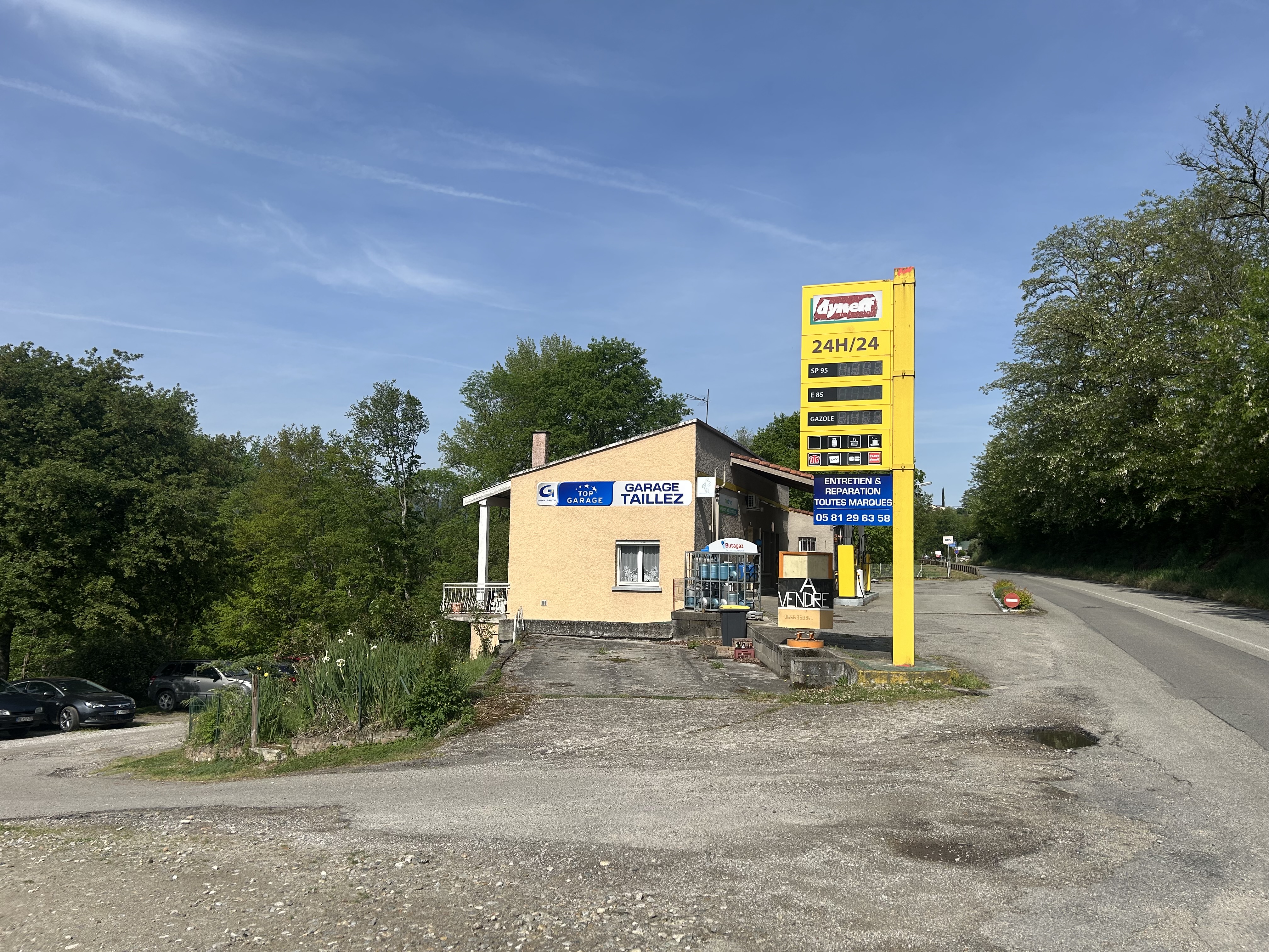 À vendre station service  et garage dans un très jolie village avec un beau cadre de travail  dernier CA 626000€ dont 176000€ pour le garage le loyer est de 800€ avec possibilité d’acheter le bâtiment pour 250000€ équipé d’un appartement de 120m2 est d’un terrain de 3000m2 dont 1400m2 constructibles n’hésitez pas à faire une offre nous y répondrons avec plaisir