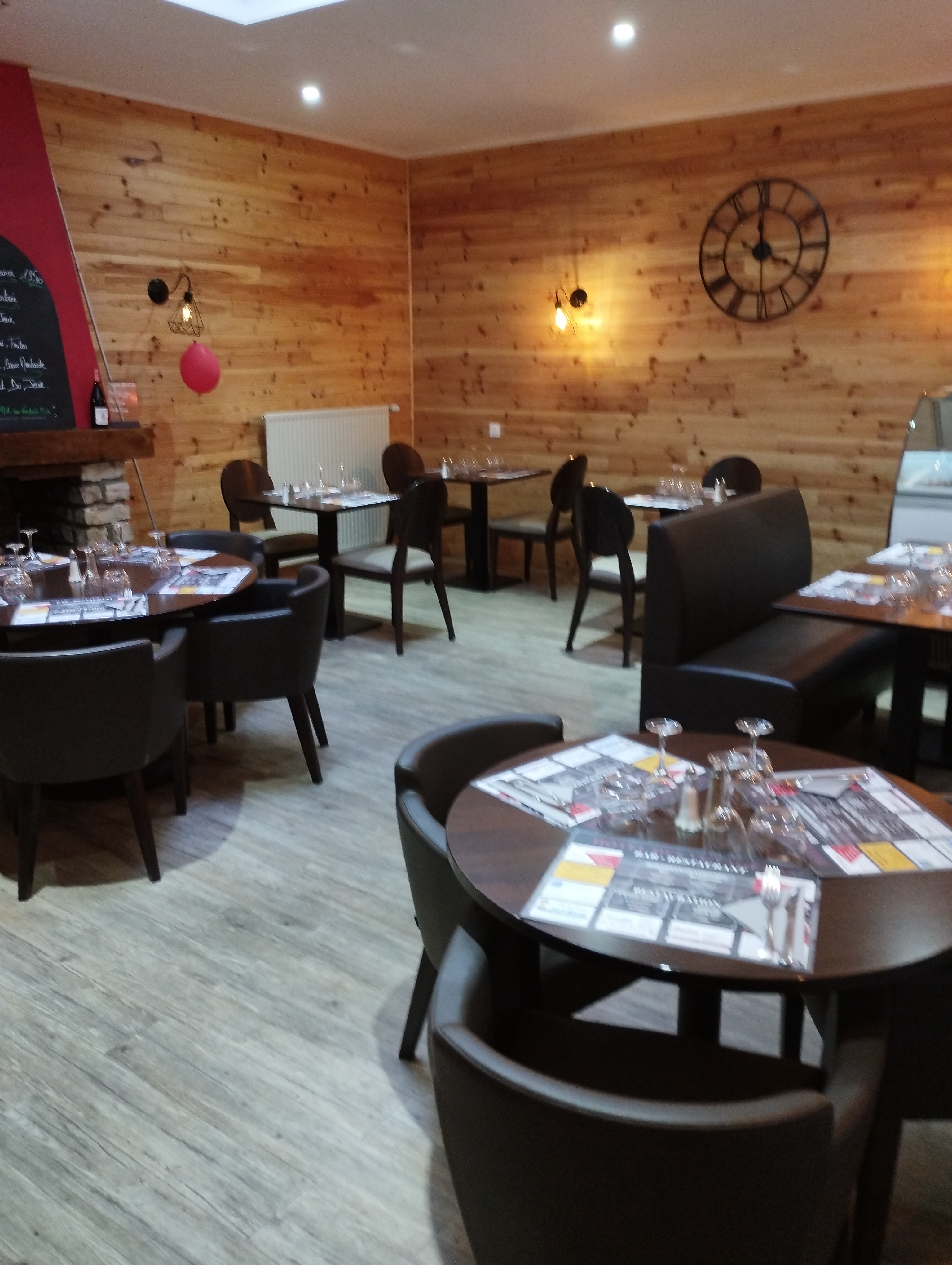 Établissement situé en centre ville sur la place principale 
Intérieur : bar ; deux salles de restaurant (45 places)
Extérieur : une terrasse devant le bar donnant sur la place principale 
Une deuxième terrasse en cour intérieure plutôt pour la restauration avec une capacité de 50 places.
Hôtel : 6 chambres équipées de lits 2 places et une chambre familiale avec 2 lits 2 places.
CA du dernier bilan 390k€.
Cause de la vente retraite et santé.