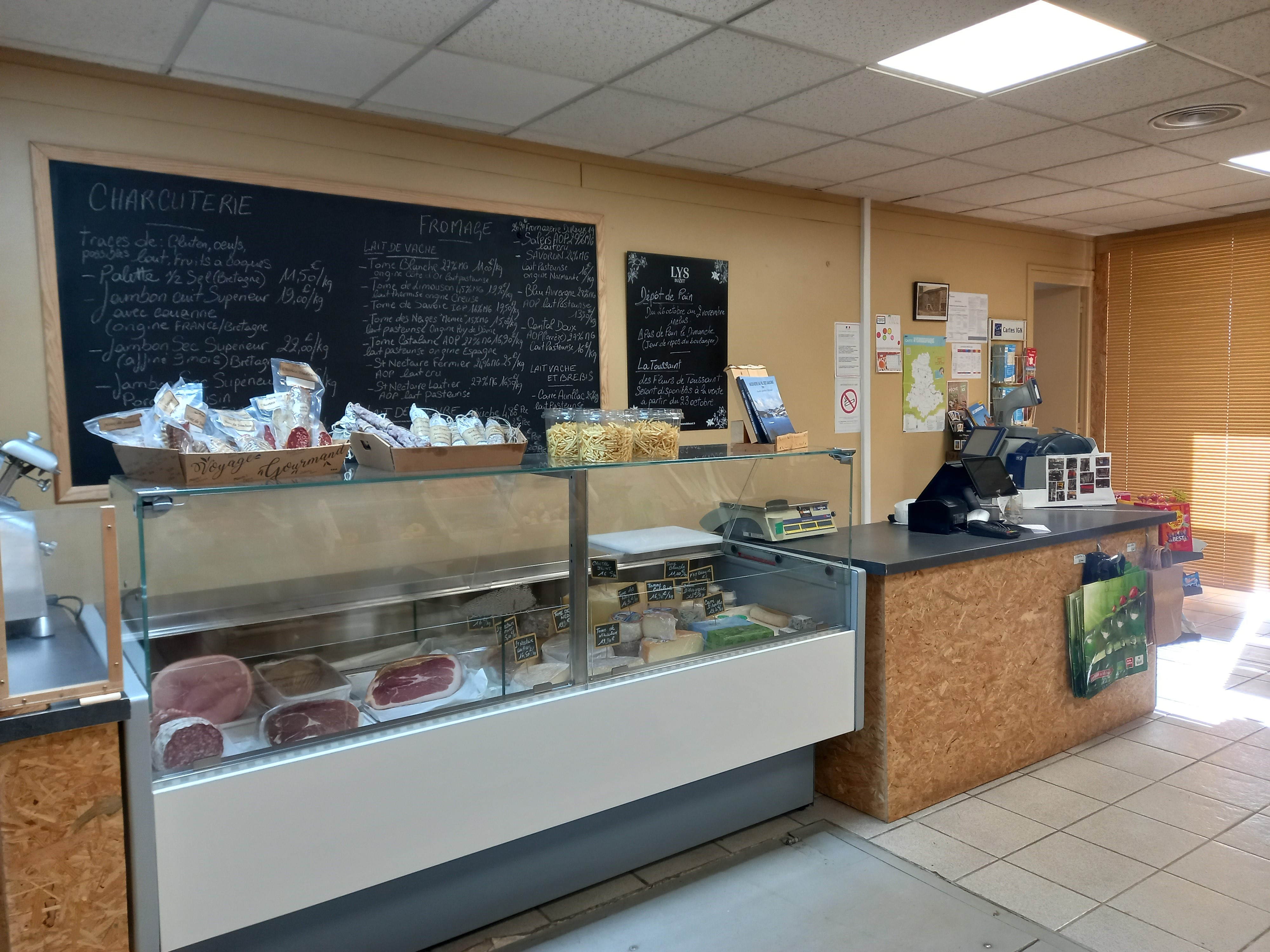 Cette épicerie de proximité, située à Nedde, sur le Plateau de Millevaches au carrefour des trois départements de l’ex-Limousin est à reprendre. Implantée sur la commune depuis de nombreuses années, elle est une composante essentielle de la vie locale et bénéficie d’une excellente réputation. Son emplacement stratégique, en cœur de bourg, à proximité de l’école, des services, d’un village vacances et d’un camping contribue à son dynamisme. 
L’établissement dispose d’une clientèle fidèle : habitants, collectivités locales, associations, ainsi que d’un flux important de touristes attirés par les richesses du territoire, ses sentiers de randonnées et ses sites emblématiques comme le Lac de Vassivière, à une dizaine de kilomètres. 
La gérante actuelle a su développer une large gamme de produits d’alimentation générale de qualité incluant des produits frais (viande, fruits et légumes), des produits locaux et d’épicerie fine. Pour répondre aux besoins de sa clientèle, l’épicerie propose également des services complémentaires : presse, dépôt de gaz, française des jeux, livraison à domicile.
Le rez-de-chaussée à usage commercial, rénové récemment avec goût, est parfaitement fonctionnel. Il dispose de tous les équipements nécessaires (vitrines réfrigérées positives et négatives, vitrine de service, chambre froide, caisse enregistreuse, rayonnages, rôtisserie, trancheuse, etc.) dont la majorité a été renouvelé ces dernières années. 
Cet établissement est idéal pour une personne, ou un couple, souhaitant s’investir dans une activité commerciale en milieu rural tout en bénéficiant d’un cadre de vie de qualité. Les repreneurs pourront bénéficier d’un accompagnement pour faciliter leur installation de la part de la gérante actuelle ainsi que d’un réseau de partenaires de l’accompagnement. 
Prix de fonds de commerce : 60 000 € (hors stock). 
Possibilité de rachat du bâtiment qui comprend, en plus de la partie commerciale, un espace d’habitation situé à l’étage et disposant d’une entrée indépendante. 
Pour plus d'informations ou pour organiser une visite, contactez-nous.