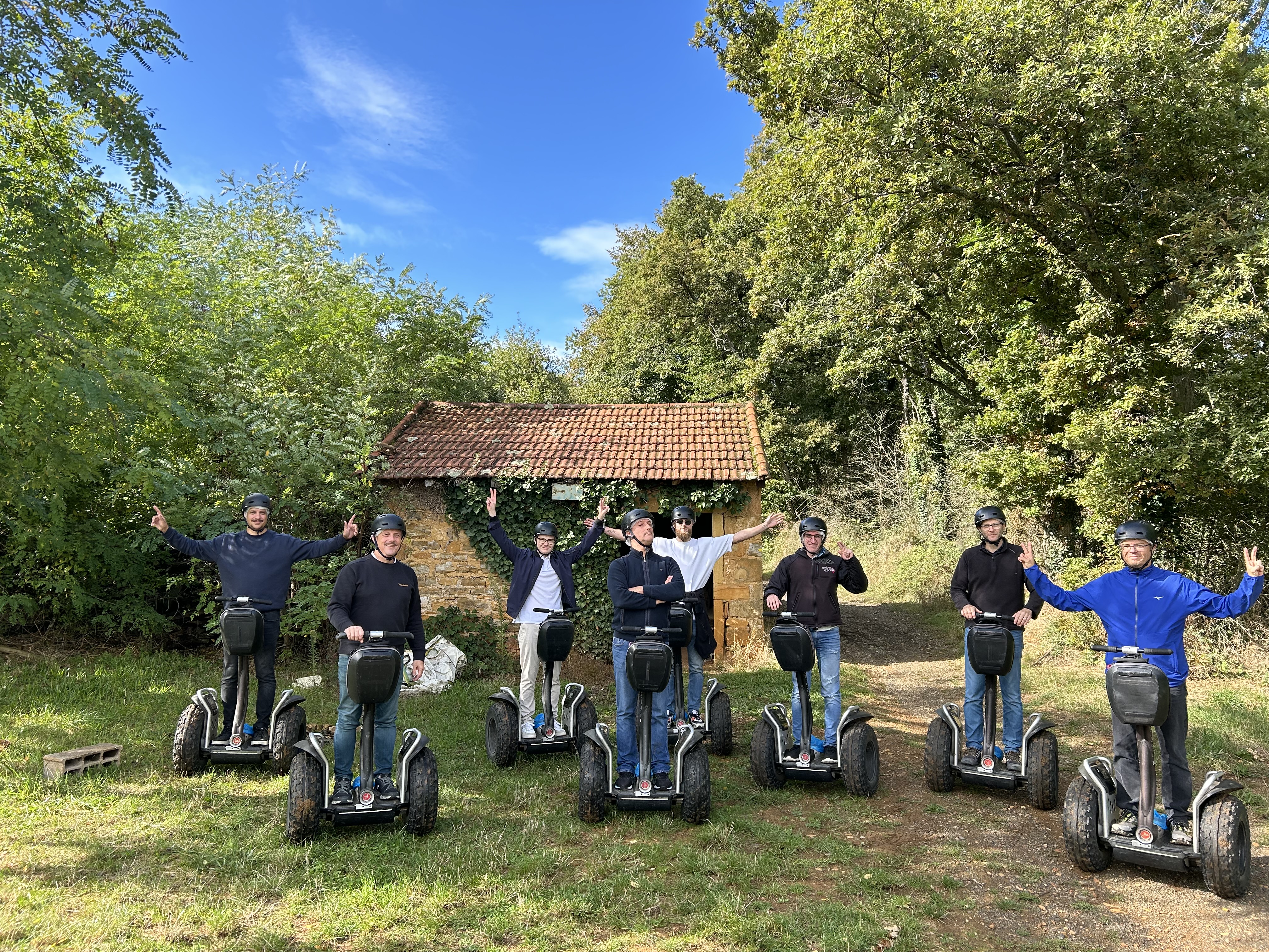 Vous souhaitez vous installer et devenir votre propre patron, je vous propose de rejoindre l'aventure Mobilboard dans le Beaujolais.

Nous sommes un réseau national (40 agences environs) et non une franchise ce qui vous permet de développer votre business en toute indépendance tout en bénéficiant du support et de l'expérience du réseau.

Le concept est de proposer des balades oenotouristiques dans les vignes afin de faire découvrir le Beaujolais et ses vignerons et de prolonger l'expérience en terminant par une dégustation de vins et produits du terroir chez l'un de nos  vignerons partenaire.

Nous proposons également des balades au départ de châteaux et salles de séminaires partenaires pour leurs clients entreprises qui souhaitent organiser des activités de team building pour leurs salariés.

Pour information, la vente du fonds de commerce comprends 25 Gyropodes Segway, un fourgon Renault Master, une remorque double essieu, le fichier clients et les différents partenariats mis en place depuis sa création en 2016.

Vous avez l'âme d'un entrepreneur, vous êtes passionné par l'environnement du vin et souhaitez faire vivre des expériences inoubliables  à vos clients dans notre magnifique vignoble du Beaujolais, merci de me contacter par téléphone pour que nous puissions échanger sur votre projet.