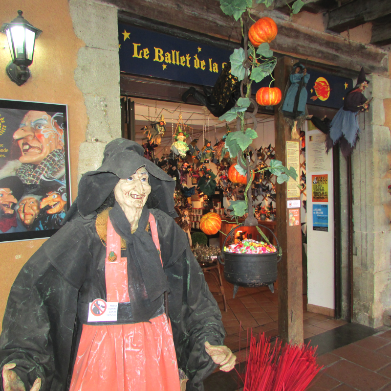 LE REPAIRE DES SORCIÈRES, DES LUTINS, DES FÉES, DES ELFES ET AUTRES CRÉATURES ... C'EST LE BALLET DE LA SORCIÈRE À MIREPOIX ...
Situé dans le centre historique (à côté de l'Office du Tourisme) et à l'ombre des couverts d'une magnifique bastide médiévale du Sud-Ouest, Mirepoix en Ariège, découvrez cette boutique à reprendre clé en main cause départ retraite.
Vente spécialisée en sorcières décoratives à suspendre, en figurines résine de fées, d'elfes, de licornes, d'anges, de farfadets et korrigans, de dragons, de gargouilles, de chouettes ...
Ouvert depuis 2008, chiffre d'affaire constant.
Surface commerce 30 m2 + 20 m2 atelier ou stockage + 20 m2 en extérieur sous les couverts en option.
Loyer 750€/mensuel
Fond de commerce 40.000€ (stock compris)
Site internet : https://www.leballetdelasorciere.com