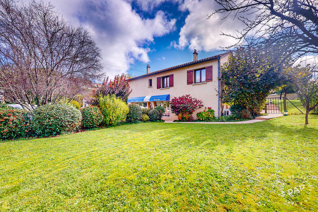 Maison (1987 DPE B) + Salon Coiffure + Terrain arboré + Parking 5pl. dont 1 Handicap. S Dans village avec commerces Ecoles 500m Collège 2km. Bassin d'emploi important
Pas de concurrence coiffure.
Cadre agréable en vallée Dordogne.
Salon équipé prêt à démarrer et maison  vendu cause retraite.
Potentiel maison : Habitation + Studio + Salon de coiffure ou autre commerce possible.
A saisir