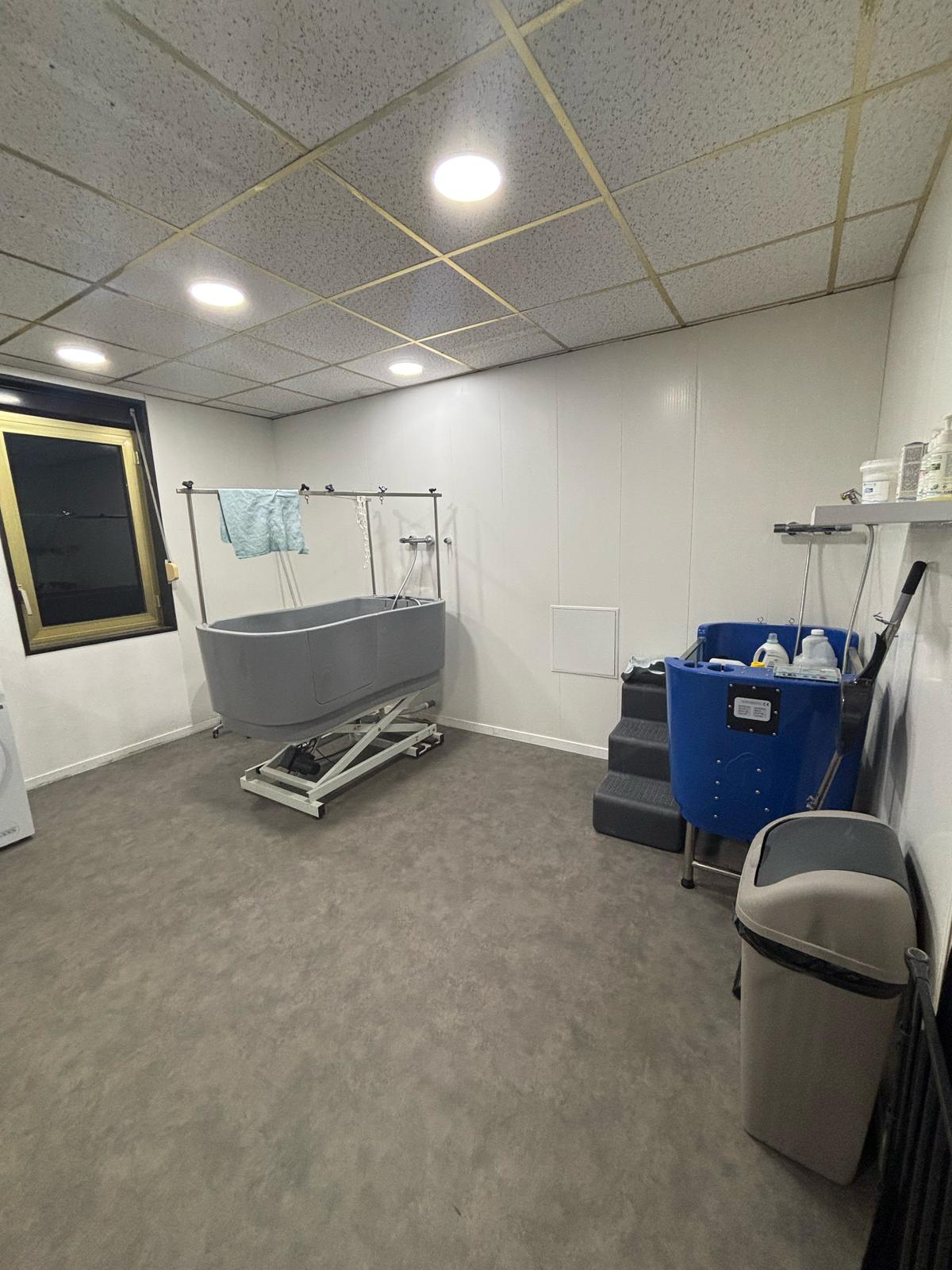 Fonds de commerce 
Salon de toilettage 
Balnéothérapie et chromothérapie 

Avec reprise du bail location accession restant 2 ans, puis possibilité d'acheter les mûrs 120400€ au bout de 2 ans.

Idéalement situé à côté d'un  parking, près de la mairie et du collège, aucune concurrence à moins de 15 km autour.

Le bâtiment poser sur un terrain d'environ 600 m2 se compose :
sur 120 m2, séparer en deux, dont une partie commerce de 65m2 et d'une autre partie en logement F2 d'environ 55 m2 
Le tout sur un sous-sol total accès garage.


La partie commerce :

Le fond de commerce et vendu tel qu'il est actuellement.
le stock, le matériel, la décoration, enseigne, panneau publicitaire. 
Un fichier clientèle d'environ 3 à 400 clients réguliers, la partie commerce est composé de deux parties une magasin accueil espace de vente aux normes PMR et une porte à ouverture automatique. 
De l'autre espace de travail avec verrière pour les clients. 

Le salon est  clés en main aucun matériel supplémentaire nécessaire.

La partie appartement:

Composer d'un F2, 
Propriétaire actuel flexible, peut autoriser sous location.
Porte d'entrée séparée
Entrée salon cuisine ouverte 25M2
1 chambre avec placard 16M2
1 SDB/WC 15M2
Les convecteur chauffage wifi sont neuf
1 accès sous-sol 
1 accès magasin (possible de condamner) 
1 portail accès voiture extérieur 

Tout le bâtiment est aux normes :
Incendie (alarme,détecteur, extincteur).
Electrique installation neuve (compteur séparé) 
eau (compteur séparé) et deux ballons d'eau chaude.
Sécurité bâtiment sous alarme et vidéo surveillance

Loyer actuellement mensuel : 1500€
Décomposer en loyer 1200€
Avance accession 300€

Montant total des charges fixe mensuel : 2510€
Deux dernier CA MENSUEL: 
Mars 2886€ avec 55 sur 105 possible
Avril 4760€ avec 85 sur sur 115 possible

Chiffres en constante augmentation avec la fermeture des concurrence à 15 km et plus

Prix fonds du commerce
30000€

Autres photo et visite sur rendez-vous