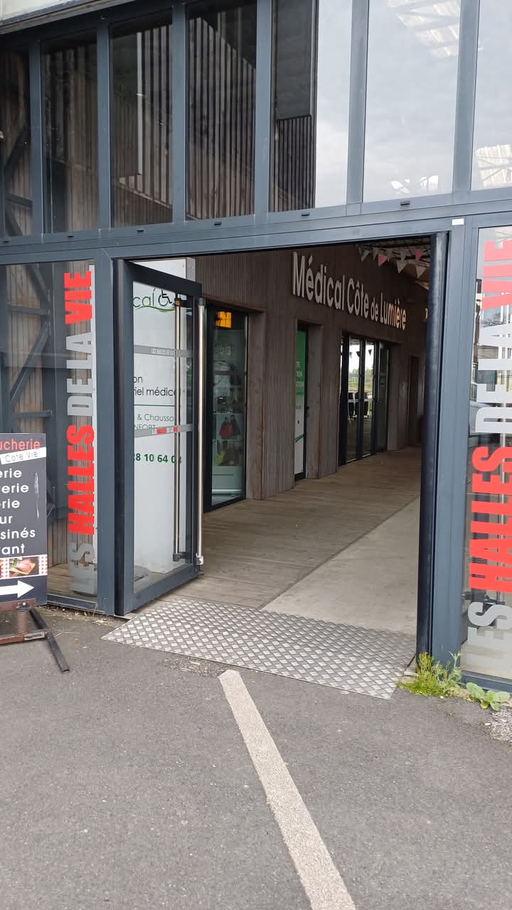 A céder droit au bail d'un local commercial de 173,5 m2 idéalement situé aux Halles de la vie à  Saint gilles croix de vie 85800
Venez le visiter et nous rencontrer
Prix négociable 
Mr Groussin Philippe 
Téléphone 06 87 19 22 64