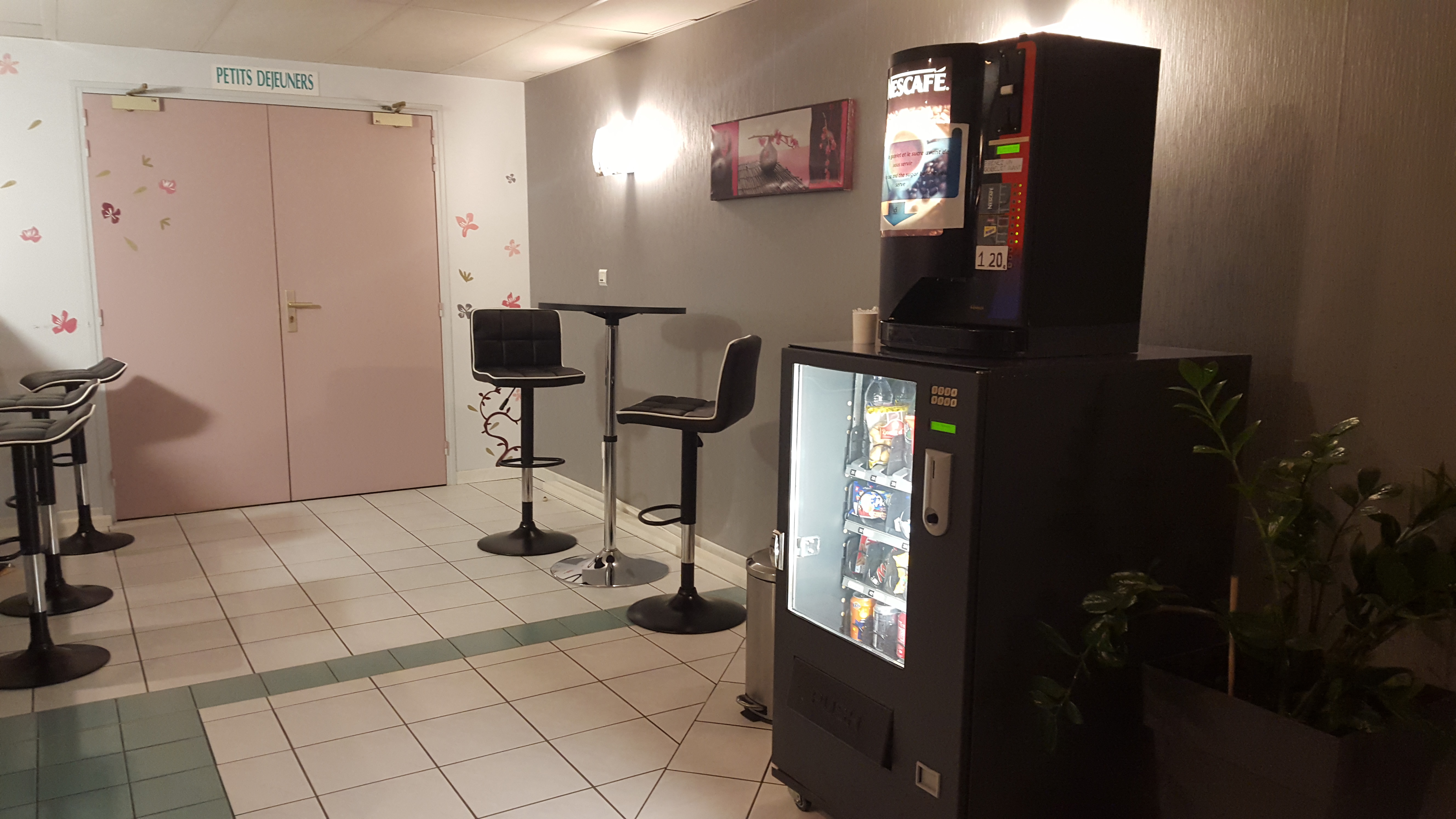 Vente fond de commerce et murs
Hotel 35 chambres équipées, fonctionne toute l 'année, proche de l'autoroute.
clientélé fidèle depuis des années.
possibilité de faire restaurant, il y a une cuisine qui fonctionne pour les petits déjeuners.
il y a un bar avec licence 4 .
proche des stations de ski donc complet tous les ans en avance pour les départs au ski.
complet pour le tour de france chaque fois que c'est dans la région.
avec les jeux olympiques en 2030 ça sera un bon investissement.