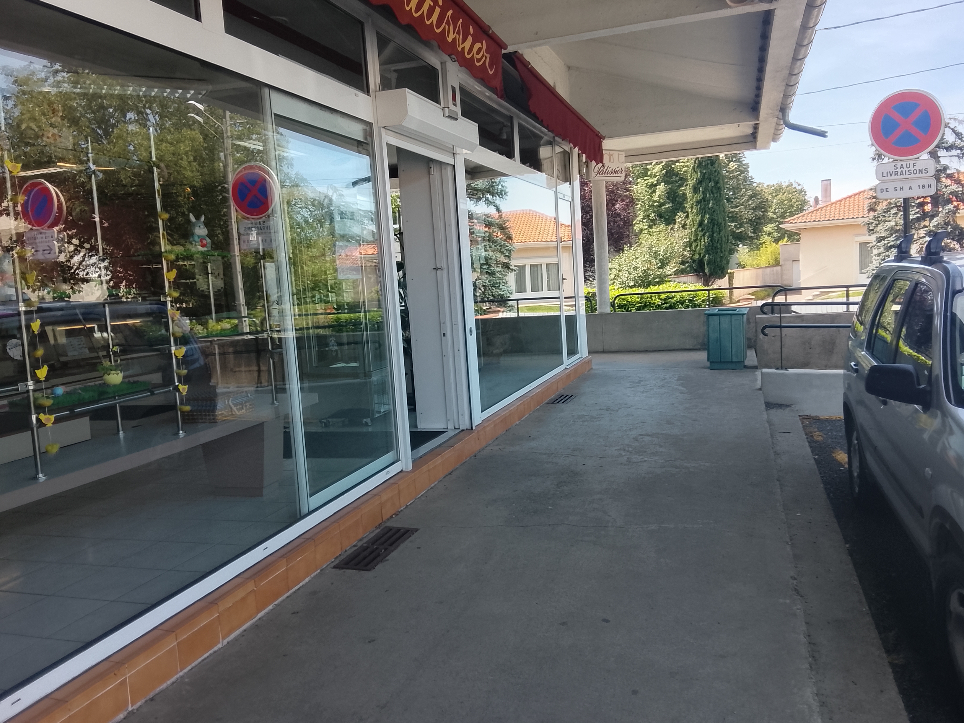 Céderais fond de commerce de pâtisserie dépôt de pain qui se situe en angle de route. Très bien placée dans le centre commercial de Roulandou à Castres 81100 
Elle fait face à une église, puis une école, une crèche et à 1000m d'une clinique.
Le magasin a 3 vitrines : 70 m2.  L'atelier 60 m2 et le sous-sol 130 m2, le tout bien équipé. Aucun travaux à faire.
Chiffre  d'affaires déclaré 160 000 € mais peut être doublé. Mon épouse, en longue maladie, ne pourra pas répondre.
Je compte laisser le tout 20 000 € pour le stock et le matériel. Le loyer est de 1500 € par mois et par la suite 
35 000 € payable à 3 %, comme vous semblera, dans un délai de 2 ou 3 ans .Il faut le voir pour plus de détails.  Tel : 06 50 82 73 50 ou le 05 63 35 84 05