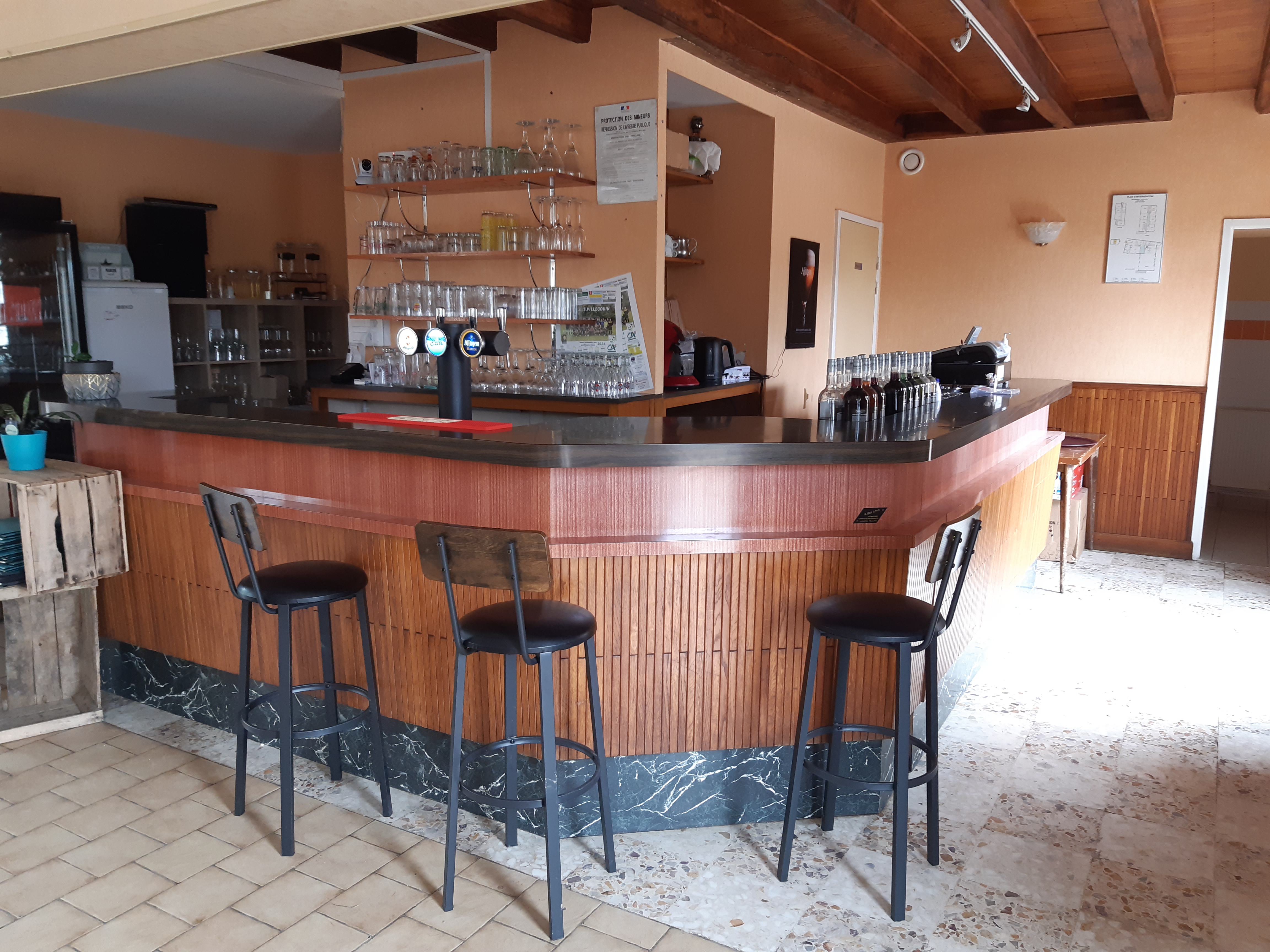 La commune de Villegouin est à la recherche d'un couple de professionnels de la restauration pour l'exploitation de son hôtel bar restaurant LE VALORIA. VILLEGOUIN est localisée dans le Boischaut Nord de l'Indre aux portes du parc naturel régional de la Brenne, et à proximité du zoo parc de Beauval. L'établissement est situé au coeur du village, avec vue sur l'étang communal, et dispose de deux terrasses d'été et d'un vaste parking. 
Le bâtiment propose : 
-AU RDC; un bar avec licence IV, une salle de restaurant de 120m2, une cuisine entièrement équipée ( piano, plancha, four à pizza, frigos, vaisselle, ustensiles ..plonge séparée avec lave-vaisselle neuf, réserves, vestiaire.
-1ER ETAGE: 5 chambres avec WC et salle de bain, buanderie. 
-2EME ETAGE: un appartement de fonction avec une grande pièce à vivre, 3 chambres, salle de bain, WC. 
Le loyer mensuel pour l'ensemble est de 600€HT hors charges. 
Vous pouvez envoyer votre dossier de candidature (diplômes, expérience professionnelle, projet) par mail à : mairie.villegouin@wanadoo.fr
Chaque dossier sera étudié afin de choisir un gérant sérieux qui doit faire preuve de compétences professionnelles et de solvabilité.