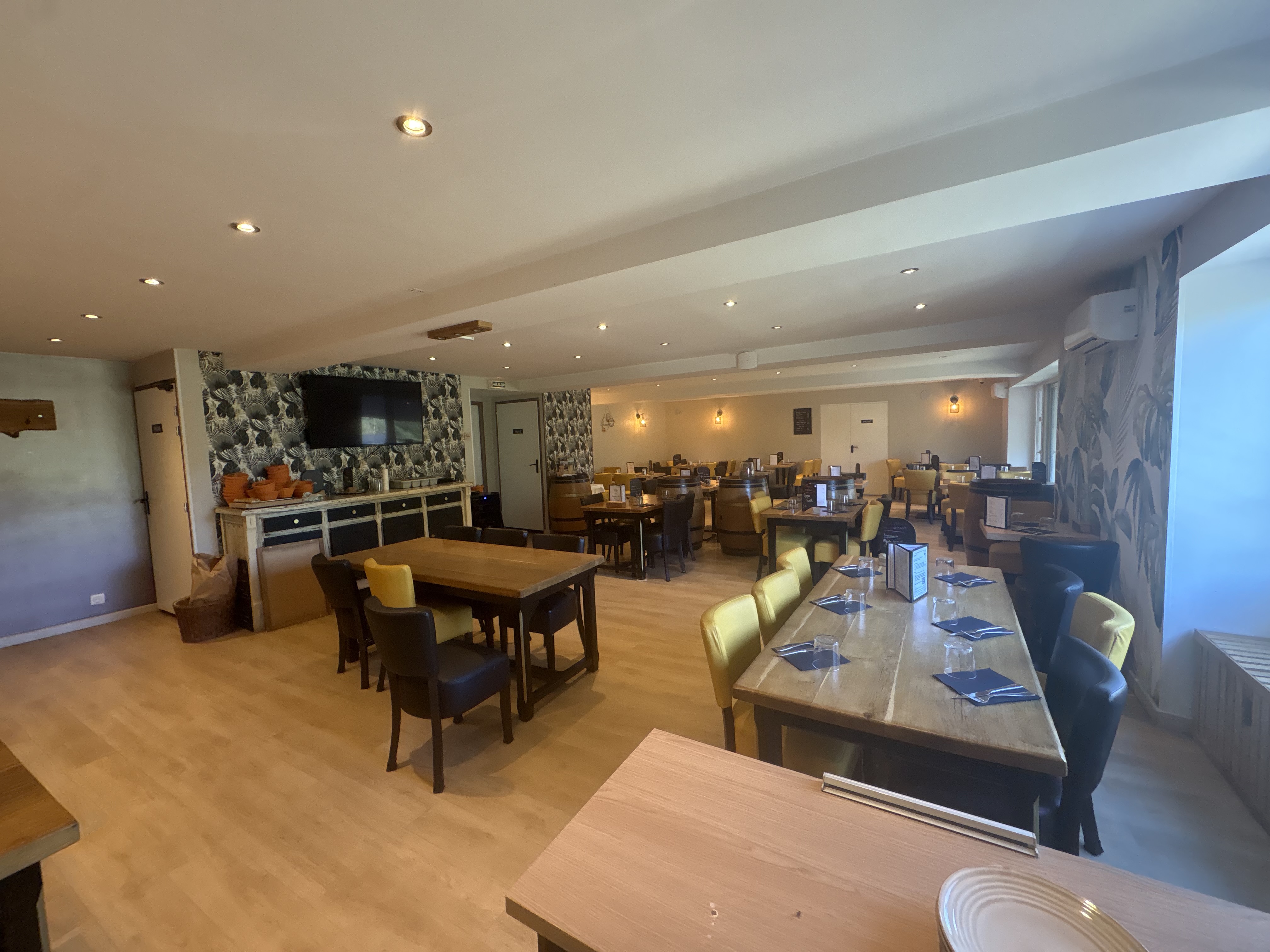 Vente des murs et du fonds de commerce d’un bar-restaurant rénové, avec chambres d’hôtes et plus de 1 000 m² de volumes à développer, dans un cadre de montagne.

Description du bien :

En Pays basque intérieur, cet ensemble immobilier à vocation de restauration et d’hébergement bénéficie d’un environnement naturel privilégié, avec vue sur les montagnes et la rivière.

La vente porte conjointement sur les murs et le fonds de commerce, formant un ensemble indissociable.

L’établissement développe aujourd’hui une activité de bar-restaurant traditionnel, avec une identité forte autour d’une cuisine au feu de bois. Le restaurant a fait l’objet d’importants travaux et constitue un outil de travail qualitatif, chaleureux et immédiatement exploitable. L’activité permet également l’accueil de groupes, de repas familiaux, d’événements et d’une clientèle professionnelle.

Le bien est complété par 5 chambres d’hôtes et par d’importants volumes aux étages, offrant un réel potentiel de restructuration et de développement de la capacité d’accueil. Une partie habitation, actuellement occupée, est intégrée à l’ensemble.

Surface du bien :

Surface développée : environ 1 055 m² (1 054,60 m² au relevé architectural), sur cinq niveaux 
- Rez-de-chaussée : 332,95 m² (salle de restaurant, espace bar, cuisine professionnelle, salle à manger complémentaire, salon privatif, réserves et locaux annexes, terrasse) 
- R+1 : 209,75 m² 
- R+2 : 145,50 m² 
- R-1 : 152,95 m² 
- R-2 : 213,45 m² (avec R-1 : caves, réserves, ateliers, locaux techniques et garage) 

Foncier : environ 3 880 m² répartis sur plusieurs parcelles cadastrales, comprenant constructions, dépendances et terrains attenants ; parking et espaces extérieurs.

Localisation :

L'établissement se situe en Pays basque intérieur, au pied des Pyrénées, dans un village de montagne offrant un environnement naturel préservé, avec vue sur les reliefs et la rivière.  

Territoire de randonnée, de pleine nature et de gastronomie, il attire une clientèle touristique, sportive et de passage, en plus de la clientèle locale. 

Conditions d'acquisition :

Vente conjointe des murs et du fonds de commerce, formant un ensemble indissociable.

Caractéristiques / Atouts :

- Un restaurant clé en main : rénové, chaleureux et immédiatement exploitable, avec sa cuisine professionnelle, son bar, son salon privatif et sa terrasse. Un acquéreur peut ouvrir sans travaux dans cette partie. 

- Une signature qui fait la différence : une cuisine au feu de bois, qui donne à l'adresse une identité forte et mémorable. 

- Des revenus déjà diversifiés : 5 chambres d'hôtes en activité, qui complètent le restaurant. 

- Un potentiel hôtelier à révéler : les étages offrent plusieurs chambres et pièces existantes à restructurer pour doubler, voire plus, la capacité d'accueil. 

- Plus de 1 000 m² pour voir grand : cinq niveaux, des caves et des ateliers, de quoi imaginer séminaires, événements, hébergement de groupe, espace bien être ou autres activités. 

- Un domaine de près de 3 900 m² : parking et espaces extérieurs, rares pour un établissement de cette capacité. 

- Un cadre d'exception : vue sur les montagnes et la rivière, au cour d'un territoire de randonnée et de pleine nature.