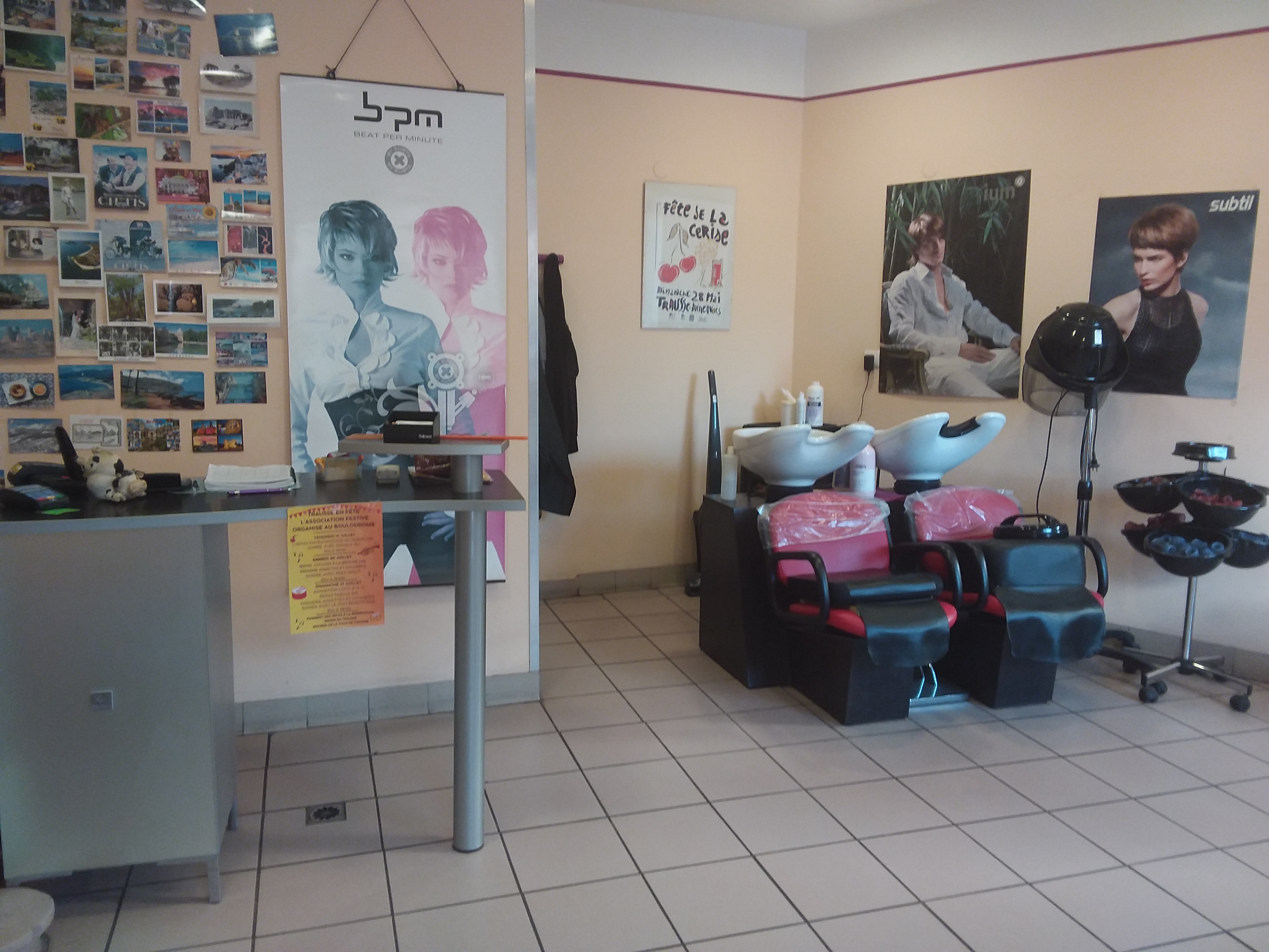 Vends pour cause de retraite,  salon de coiffure mixte créé il y a 18 ans dans un village du Minervois de 600 habitants avec école ,épicerie et de nombreux gîtes  entre Carcassonne et Narbonne au pieds de la montagne noire. Clientèle fidèle .
Local municipal sur 2 niveaux avec loyer mensuel de 110€