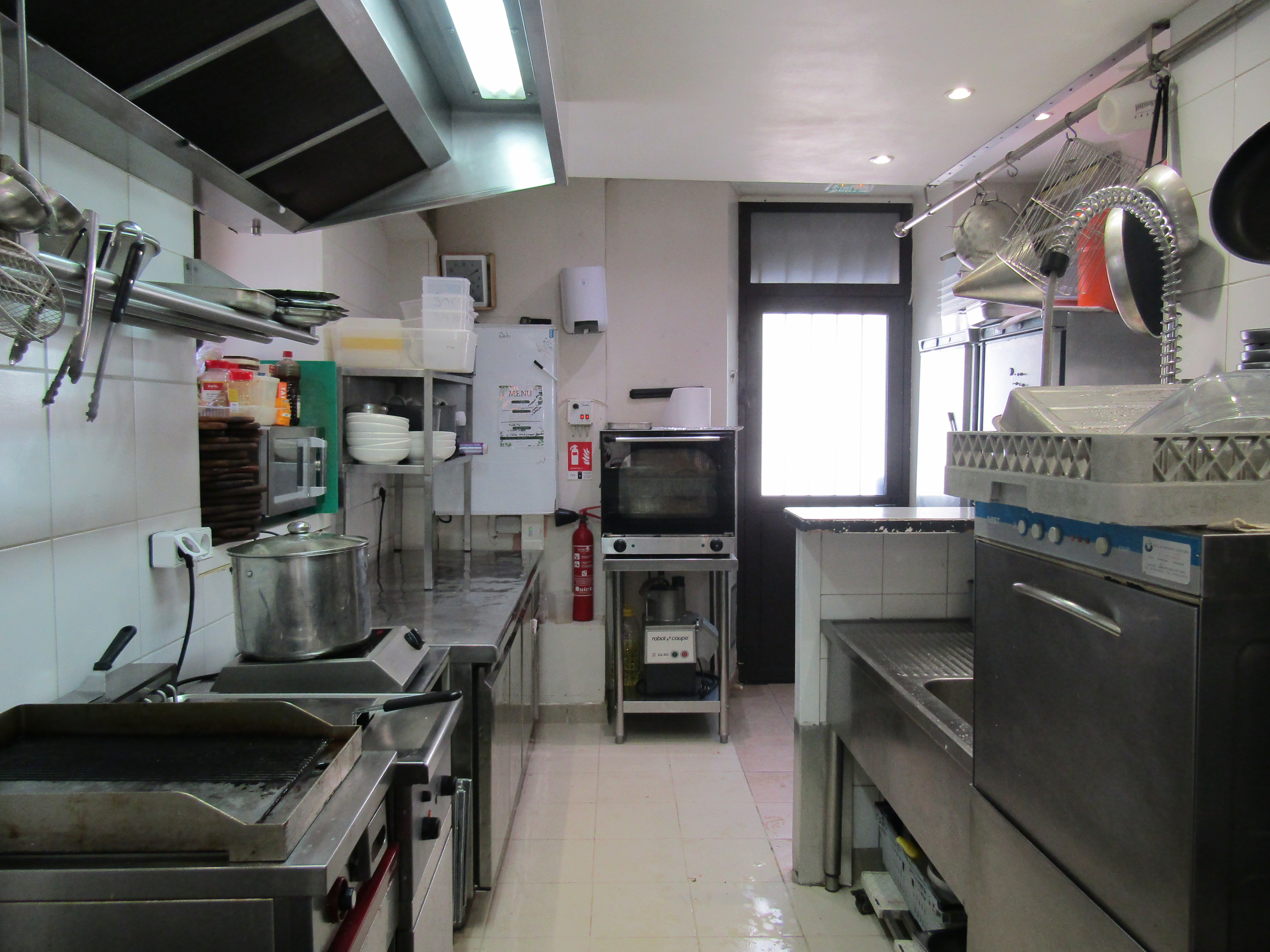 À vendre, un restaurant-bar situé dans les gorges du Tarn, au sein d’un village à forte fréquentation touristique, à environ 30 minutes en voiture de Millau (12).
L’établissement dispose d’une licence IV et propose une cuisine faite maison à partir de produits locaux. La clientèle est majoritairement touristique, avec de nombreuses structures d’hébergement à proximité (hôtels, chambres d’hôtes, campings).
L’activité est saisonnière, avec une ouverture d’avril à septembre et une fréquentation particulièrement soutenue en juillet-août. La capacité d’accueil est d’une cinquantaine de couverts en terrasse (grande terrasse ombragée avec vue plongeante sur la Jonte) et d’une dizaine en intérieur.
Le restaurant a été rénové en 2022. Il dispose d’une cuisine ouverte et d’une cave d’environ 120 m². L’ensemble du matériel nécessaire à l’exploitation est inclus dans la vente.
Le bien est un ancien hôtel-restaurant. À l’étage, plusieurs chambres et une cuisine, actuellement utilisées comme logement pour le personnel, peuvent également servir au logement de l’exploitant.
Le personnel est uniquement saisonnier, donc aucune reprise de salariés n’est à prévoir.
Des pistes de développement existent, notamment l’élargissement de la période d’ouverture et l’augmentation de la capacité d’accueil.
Un accompagnement par le cédant peut être envisagé au démarrage afin de faciliter la reprise. Bail commercial : 1900 € TTC /mois.
Vente du fonds de commerce : 195 000 €
Référence : L0507