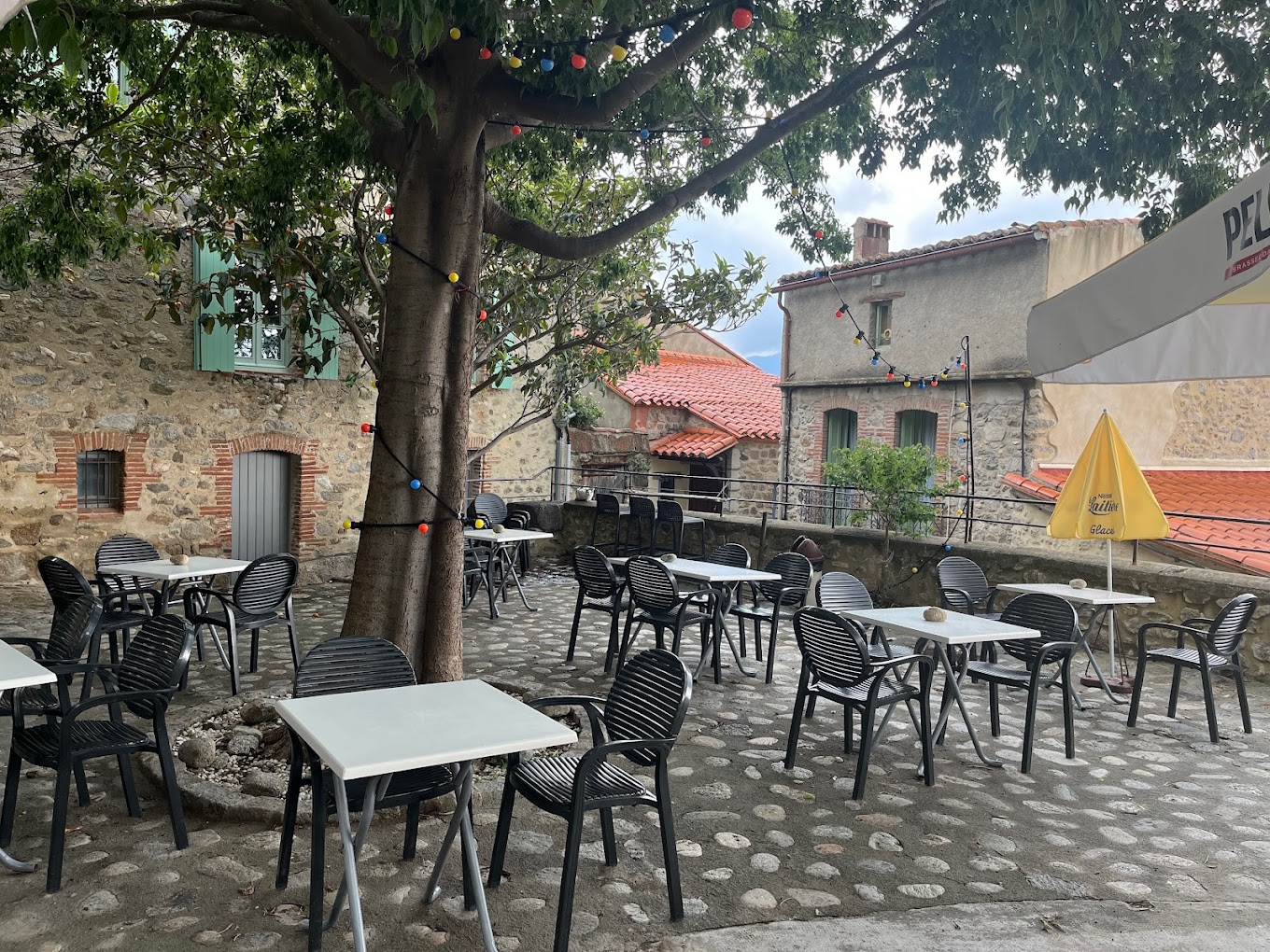 A CEDER PYRENEES ORIENTALES SUPERBE RESTAURANT du MIDI ATYPIQUE dans beau village de France labélisé dans l’arrière-pays sur un axe routier en direction des stations de ski. Décoration raffinée dans ses vieilles pierres.
Vue imprenable sur le Canigou. Cet établissement est ouvert du mercredi au dimanche en service du midi. Limonade l’après-midi.
Superbe terrasse ensoleillée de 50 Places. 15 places en intérieur.
Ticket moyen entre 20€/30€
Etablissement fermé du 1 octobre au 01 mai. Parking gratuit aux alentours.
Le bail commercial sera neuf à la cession pour un montant de 8400€ annuel. Cuisine équipée et complète.
Une équipe saisonnière de 5 personnes accompagne l’exploitante.
CA 2023 267.523€ EBE reconstitué 86.923€
Prix de vente du fonds de commerce 230.000€