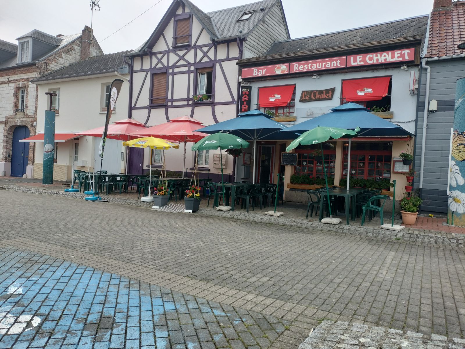 vend cause retraite restaurant au cœur du Vimeu
terrasse de 40 places
salle de bar de 24 places
salle de restaurant de 50 places
véranda de 26 places
cours avec bâtiments de stockage et atelier
couloir avec accès a la salle de restaurant ,toilettes, étages avec 10 pièces (ancien hotel) Loyer de 665€ bail a renouveler dans 2ans