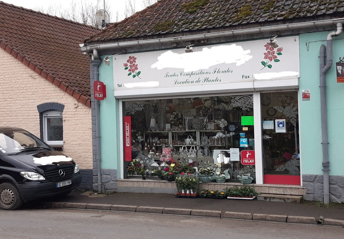 Cause retraite vends fonds artisanal en fleuristerie et décoration situé en zone rurale sur l'agglomération de Saint Omer. Sur axe passant avec stationnement à proximité. Belle notoriété depuis 1990. Vente fonds avec matériel de découpe et un véhicule. 1 salariée à reprendre. Les locaux se composent d'un magasin d'une surface de 55m²; d'un atelier réserve sanitaires de 20m² et d'un garage de 20m² pour un loyer de 580 euros HT/mois bail commercial. Le chiffre d'affaires réalisé sur les 3 dernières années avoisine les 150 000 euros HT. Mondial relay. Clientèle diversifiée. Accompagnement possible par le cédant. Profil fleuriste idéalement.