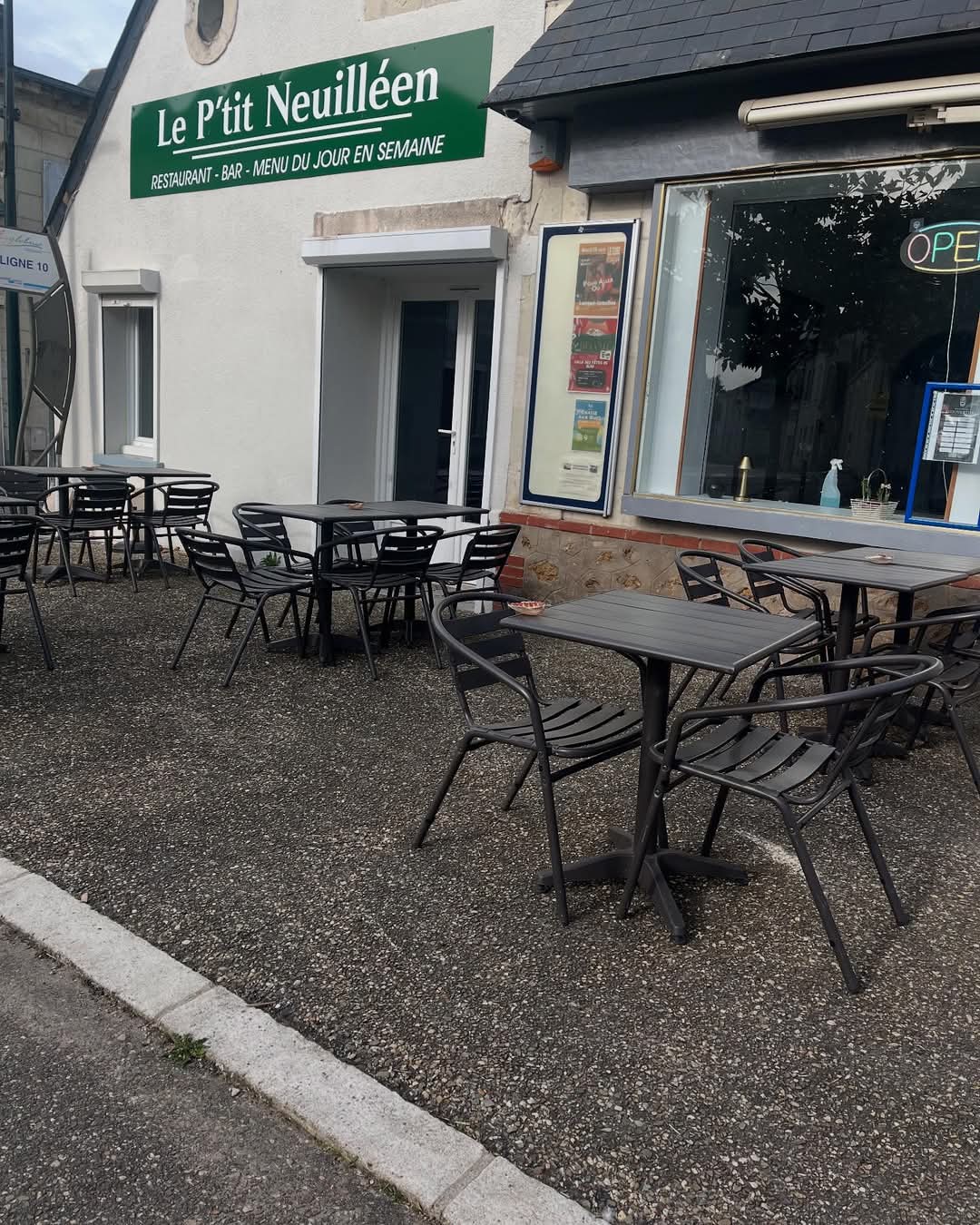La Commune de Neuillé dans le Saumurois (Maine et Loire) est propriétaire d'un établissement Bar Restaurant avec un logement au 1er étage de 3 pièces. 
Tout le mobilier (bar, tables, chaises, matériel de cuisine...) est à disposition des futurs locataires.
Neuillé est un petit village de 1 000 habitants à 10 km de Saumur et à 5' de la sortie d'autoroute A85. 
Une Zone artisanale est à 3km du centre bourg avec de nombreuses entreprises.
Nous recherchons des gérants qui s'investiront dans la vie du village par des animations régulières, et surtout qui auront un grand sens de l'accueil et de l'hospitalité.
Le Loyer de 6OO€ est mensuel tout compris, un prix de pas de porte sera fixé entre les deux parties.