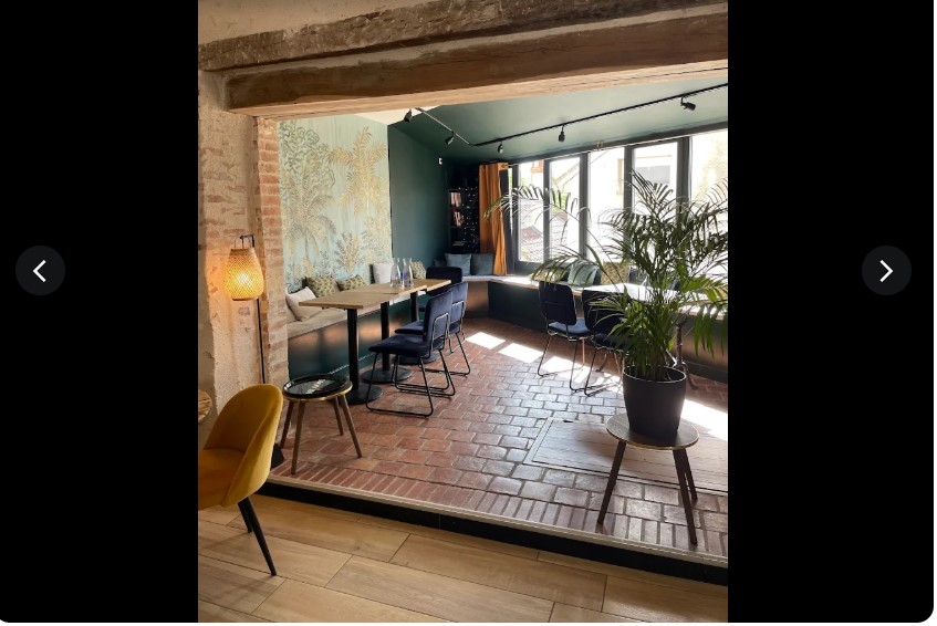 À céder fonds de commerce de café-restaurant avec Licence IV, 
établissement reconnu pour son ambiance chaleureuse et son excellente notoriété (Google 4,9/5). 
Le fonds comprend le bail commercial, la licence IV, les aménagements, ainsi que le mobilier et le matériel de restauration récents, permettant une reprise immédiate sans investissement complémentaire. 
Surface d’environ 200 m² sur trois niveaux : -Rez-de-chaussée : bar, cuisine haut de gamme tout équipée, salle de restauration (28 couverts), grande cave pour stockage et terrasse estivale -1er étage : espace réceptions, repas de groupe ou événements, avec possibilité de logement -Dernier étage : grand plateau offrant de multiples possibilités d’exploitation 
Chiffre d’affaires d’environ 120 000 €, réalisé uniquement les midis et le vendredi soir, laissant entrevoir un fort potentiel de développement. 
Hôtel à proximité immédiate sans restauration, générant une demande complémentaire. 
Bail commercial 9 ans (4ᵉ année en cours) – Loyer très attractif : 600 € / mois. Affaire saine et évolutive, idéale pour un repreneur souhaitant développer restauration, événementiel et privatisations.
