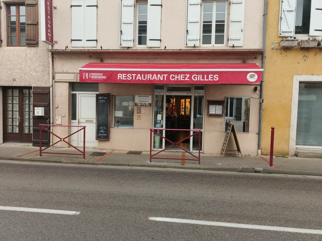 Après 37 ans d'activité, je cède mon restaurant situé à Grenade sur l'Adour (40),commune dynamique de 2500 habitants.
 Etablissement entièrement  équipe avec licence IV, salle de 50 couverts, terrasse de 25 couverts, cuisine professionnelle et emplacement visible en bordure de départementale avec parkings à proximité .
Activité volontairement réduite depuis le COVID car exploitation seul en vue de la retraite . Malgré cela, chiffre d'affaires 2025 : 116 000€ HT . Avant COVID : environ 190 000€ HT .
loyer attractif de 700/mois, fort potentiel de développement : réouverture du bar, services supplémentaires, pizzas, évènements locaux et fêtes du village.
Prix du fonds : 50 000€ (frais d'agence 7000€)
Accompagnement possible du repreneur.