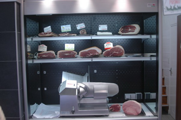 Pour raisons de santé Pas de Porte Boucherie-Charcuterie-Traiteur à vendre à Salies du Salat, enseigne bien connue, magasin et matériel en très bon état. Magasin refait entièrement en 2009. 1 labo boucherie avec 3 chambres froides, 1 labo Charcuterie et 1 labo traiteur avec 1 chambre froide. Vestiaires + Congélateur à l'étage. 300 m². Loyer 1500€. Possibilité d'acheter les murs.