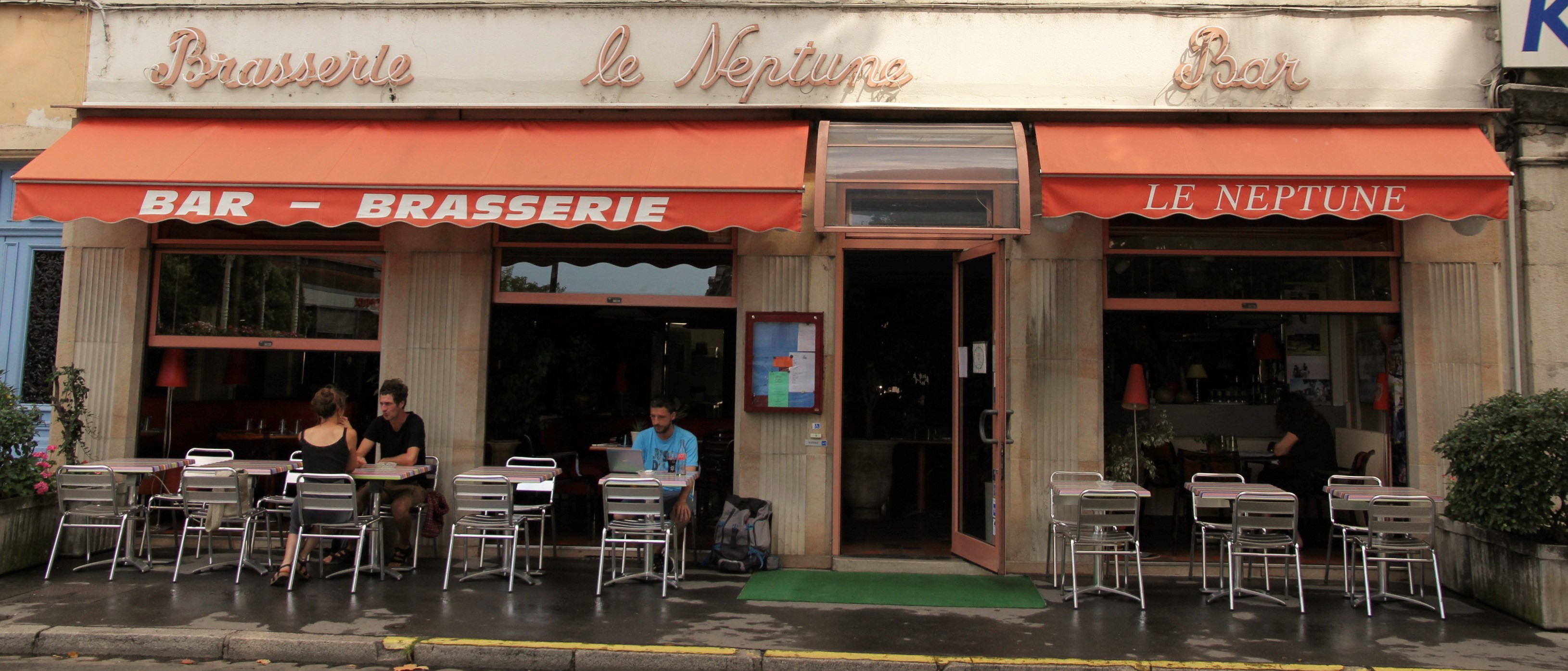 Bonjour,

Je m’appelle Sarah et je suis la fille de Michelle et Yvan, propriétaires depuis quarante-quatre ans de la brasserie-restaurant Le Neptune située dans le centre-ville de Chalon sur Saône en Bourgogne. Je me permets de déposer cette annonce pour vous partager l’offre de vente du restaurant de mes parents. C'est une institution locale avec une clientèle fidèle. L’établissement dispose d’une terrasse d’une quinzaine de couverts sur rue (parking en face), d’une salle de cinquante-cinq couverts, d’une cuisine avec des travaux d’agrandissements possibles, et de caves. Il fonctionne grâce à une équipe de 3 salariés fidèles (cuisine, plonge, service). Les murs (250 000 euros) et le fonds de commerce (130 000 euros) peuvent être vendus séparément mais en même temps. Nous avons déjà identifié des personnes intéressées par les murs si besoin. Nous sommes ouverts à la négociation dans la mesure du raisonnable. En effet, mes parents souhaitent prendre leur retraite bien méritée (ils ont 72 et 74 ans et continuent de travailler!) et j'aimerais aussi profiter un peu d'eux :)  Ce qui motive ma démarche.

Merci pour votre aide, temps et attention,
Bien cordialement