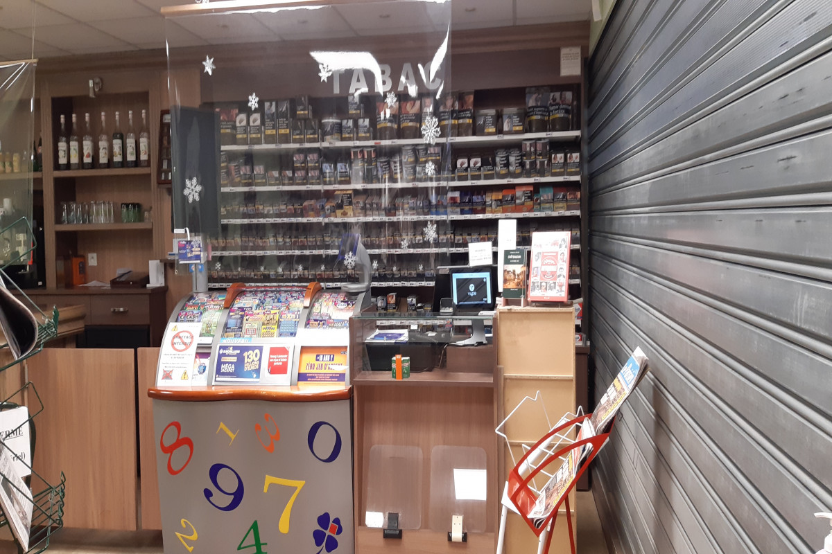 Désirant profiter de la retraite, nous souhaitons vendre notre commerce de Bar/Tabac/PMU/FDJ/Presse. Idéalement situé à 1h30 de PARIS, entre la Beauce et le Perche, sans concurrence, dans une commune calme, à proximité d'un hypermarché, d'autres activités peuvent être exploitées : brasserie, cigarettes électroniques, cartes téléphones, dépôt de colis, etc... Le prix indiqué comprend les murs ET le fonds (possibilité fonds seul)