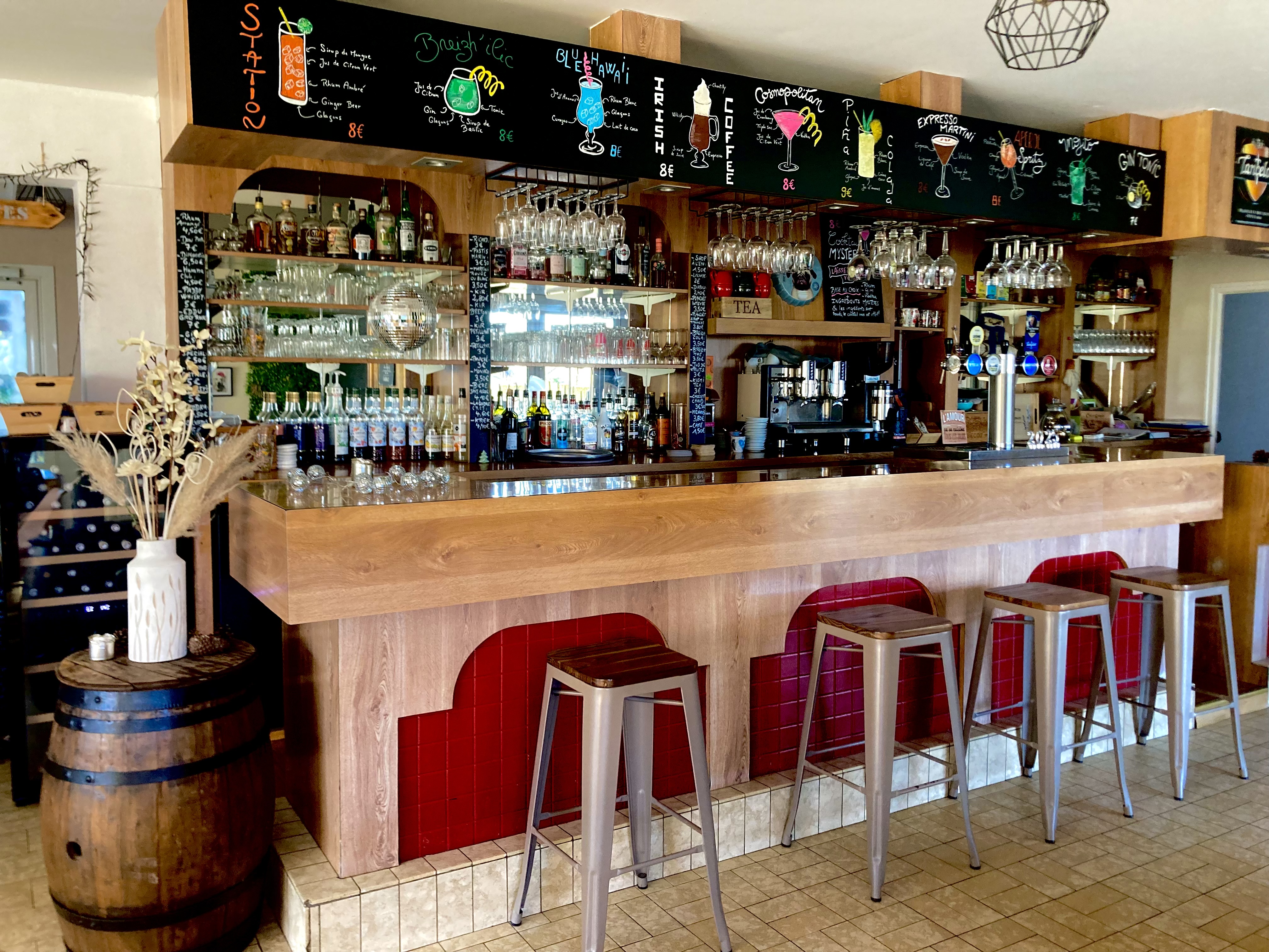 A VENDRE - RESTAURANT CLE EN MAIN - BELLE OPPORTUNITE

Nous proposons à la vente 100% des parts d'une SARL exploitant un restaurant, idéale pour une reprise rapide sans surprise.

* AUCUNE DETTE - situation financière saine
* MATERIEL COMPLET ET OPERATIONNEL
* ETABLISSEMENT PRET A TRAVAILLER IMMEDIATEMENT
* CLIENTELE REGULIERE ET LOCALE
POTENTIEL DE DEVELOPPEMENT (horaires, concept, livraison etc...)

Actuellement capacité de 35 couverts en salle (possibilité d'augmenter la capacité) et capacité illimitée en extérieur.
Grand parking privé.
Fort potentiel de développement, le CA de l'établissement peut largement être augmenté.
Le restaurant est parfaitement équipé (cuisine de 30m2) et prêt à l'emploi ! (aucun travaux à prévoir)
Licence IV

Clientèle fidèle et locale et très touristique 6 mois de l'année

Idéal pour un couple ou une première installation.
Cadre de vie très agréable
Très beau logement spacieux au dessus du restaurant de 100m2 avec 3 chambres, idéal pour une famille.  

Loyer perso de 500€ TTC
Loyer professionnel 900€ HT

Possibilité d'accompagner les repreneurs pour optimiser la passation

Renseignements supplémentaires ainsi que photos sur demande pour personne SERIEUSEMENT INTERESSÉE UNIQUEMENT !