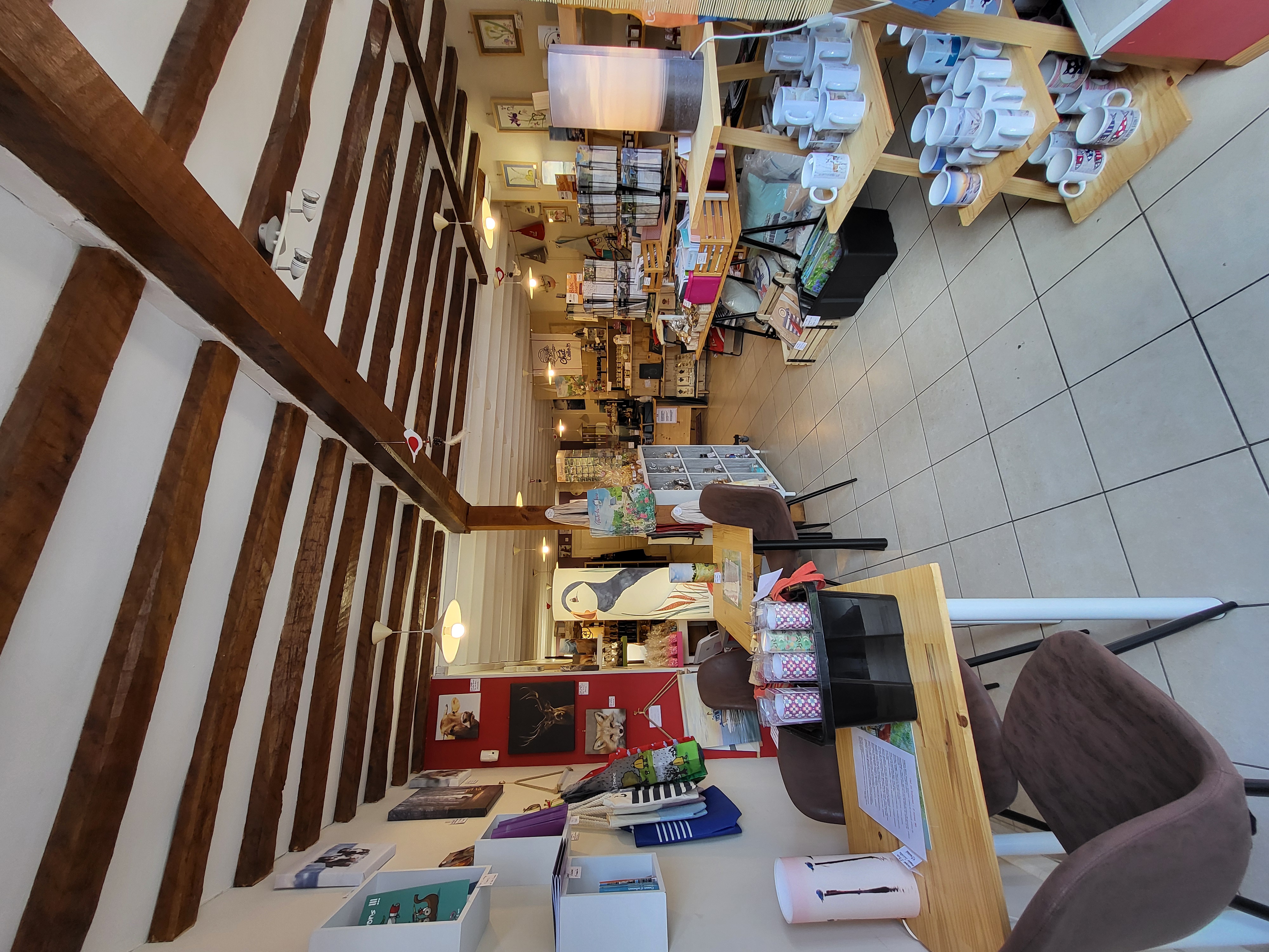 Cause déménagement/transfert d'activité, à céder droit au bail d'un local commercial de 77 m2 avec réserve et une pièce de 37 m2 à l'étage.
Parking privé, terrasse, accessible pmr. 
Sur axe passant, se situant à proximité de  2 parkings publics pour accéder au circuit de découverte du plus petit fleuve de France.
Activités possibles : Petite restauration sur place ou à emporter, Vente de produits alimentaires et non alimentaires.
(Actuellement exploité en boutique produits régionaux, épicerie fine, cadeaux, souvenirs)
Loyer mensuel ttc: 840 euros (700 euros ht)
Dépôt de garantie: 1600 euros
Taxe foncière: 840 euros ttc