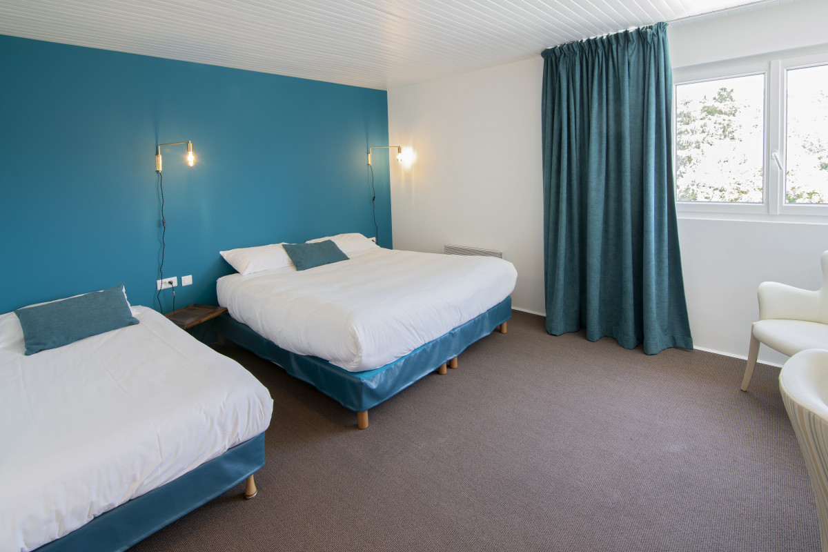A vendre, cause retraite, murs et fonds de commerce Hôtel situé à l?entrée Est de Montluçon (N371), à 15 minutes de l?A71 et 5 minutes du centre-ville.
 
Exploité en SARL depuis 2002, par un couple avec 1 salarié à temps partiel, à reprendre. Horaires de 7 à 21 heures 7j/7. Clientèle touristique, de passage et professionnelle. Possibilité de développer la fréquentation de l?hôtel. Taux de remplissage (7j/7) : 50% correspondant à la moyenne du département.

Locaux de 1500m² entièrement rénové : 26 Chambres 20 m² + locaux techniques + espaces communs (500 m²). Compris avec terrain de 1800m² et grand parking. 

Assainissement collectif. Production d?eau chaude et chauffage électrique. Double vitrage et isolation refaite.
Stock inclus dans le prix de vente du fonds de commerce. Liste du matériel consultable sur demande.

Prix de vente murs et fonds de commerce : 600 000?