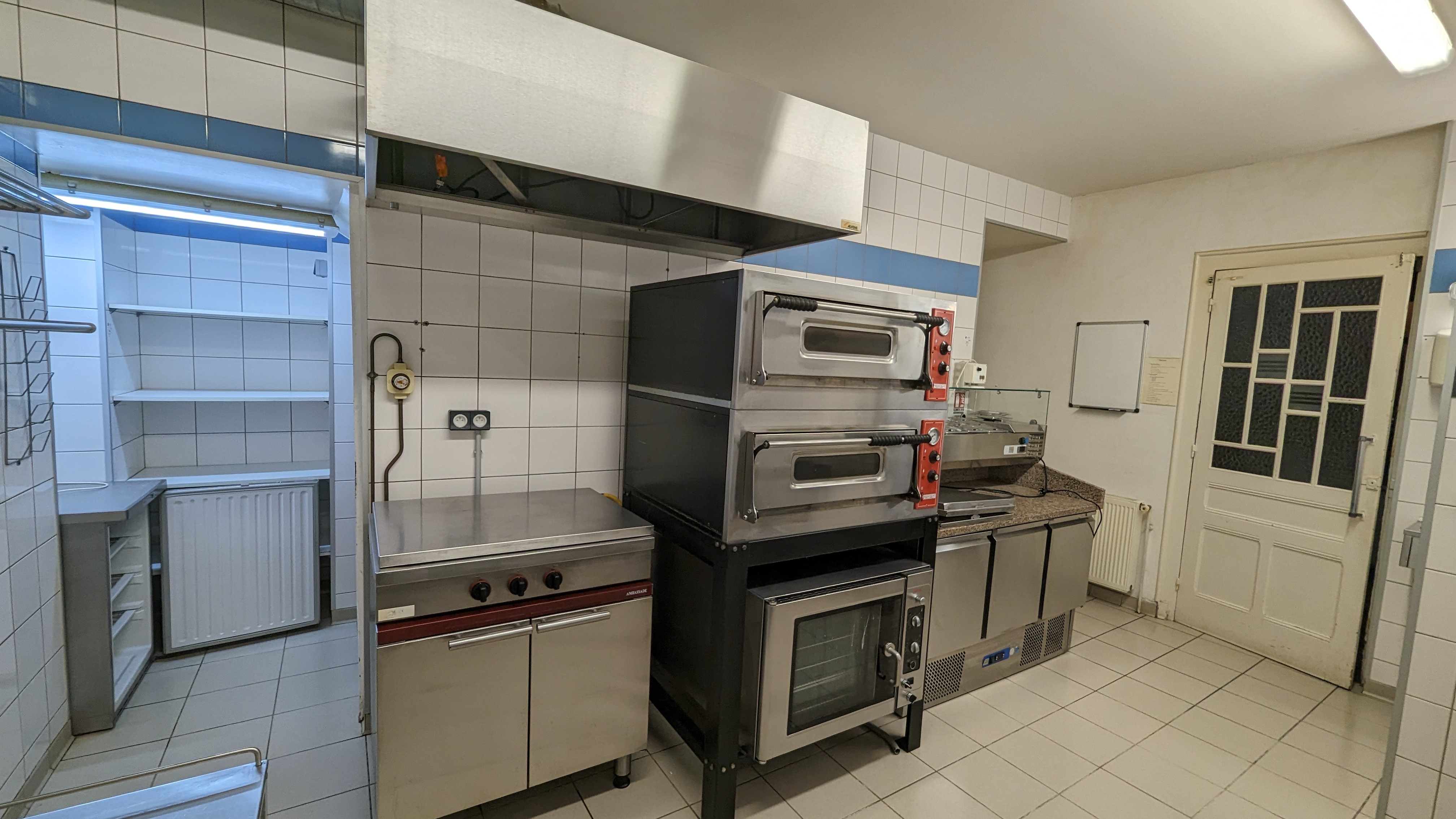 La commune de St Nizier d’Azergues 69870 (800 habitants) recherche un couple de gérants dynamiques et professionnels, sérieuses références exigées. Vente ou location gérance ( Infos sur demande ) selon votre choix de ce commerce Multiservices Bar, Restaurant, Epicerie, Dépôt de pain et Journaux, Gîte 15 places. 
Située en Haute Vallée d’Azergues (Rhône) dans le Haut Beaujolais dit Beaujolais Vert, entre Beaujolais Rouge et Brionnais, c’est un lieu touristique fréquenté par une clientèle locale, d’ouvriers, d’artisans et de touristes de passage.
La région attire randonneurs, cyclistes, motards, collectionneurs de voitures anciennes et sportives (rassemblement VEC, SPORT rallye Charbonnières et Haute Vallée d’Azergues, village d'Accueil FFVE)
Le potentiel est important pour qui saura le développer, restauration, snacking, brasserie, soirées à thème, point tabac, Française des jeux, colis, location de vélos etc…
Le bâtiment communal situé au centre du village comprend au RC une terrasse, une épicerie de 31m², un bar de 53 m² (avec licence IV propriété de la commune), une salle de restaurant meublée de 42 m², une cuisine équipée et fonctionnelle de 21 m², 2 WC clients. Au 1er un bureau avec local archives, 1 appartement refait à neuf avec grand séjour cuisine, 2 chambres, salle d’eau douche italienne. Au 2ème un gîte de 15 places comprenant 4 chambres dont 2 avec salle d’eau privative, sanitaires communs, lingerie. Au sous-sol 2 caves équipées de chambres froides 1 positive et 1 négative. La licence IV propriété de la commune sera louée au repreneur.
Parkings à proximité.
Renseignements par téléphone : 06.08.24.24.90 ou Mail : maire@stnizierdazergues.fr