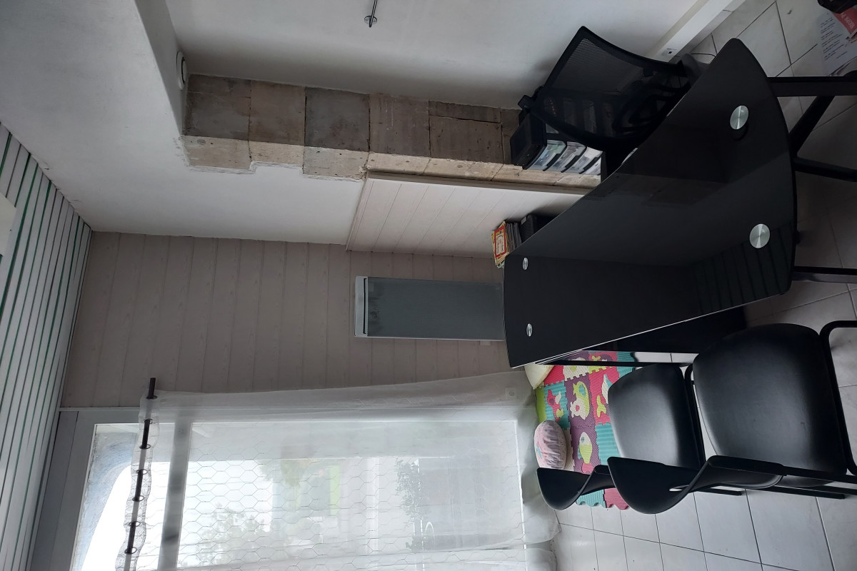 Dans Petit village du Pays Basque Intérieur /
Je recherche une Orthophoniste bienveillante et motivée pour venir prendre soin de mes patients que je dois quitter pour un nouveau projet 
Local rénové avec pierre apparente 
2 bureaux  (vous pouvez vous lancer seul(e) ou à  2 
Cuisinette 
Salle d'attente 
Wc 
Normes erp OK 
Laissez vous charmer par ce projet prometteur ...
Je vends aussi notre petite maison si besoin d'un logement