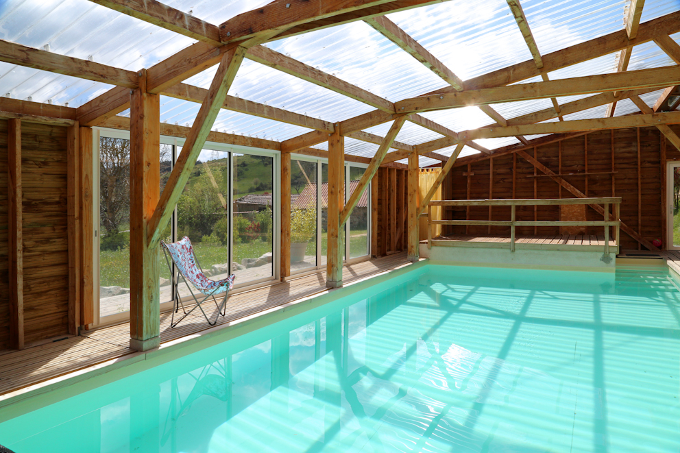 gite de groupe en moyenne montagne, situé au cœur d un hameau de haute Loire en pleine nature capacité d accueil 27 personnes 350m2 avec salle de jeux
compose de 8 chambres dont 5 avec salles de bain prive et 3 chambres avec une salle de bain commune
cuisine équipée professionnellement salon salle a manger
terrasse
salle de jeux attenante 110m2
terrain de pétanque
terrain autour de la piscine couverte et bassin chauffé par geo thermie