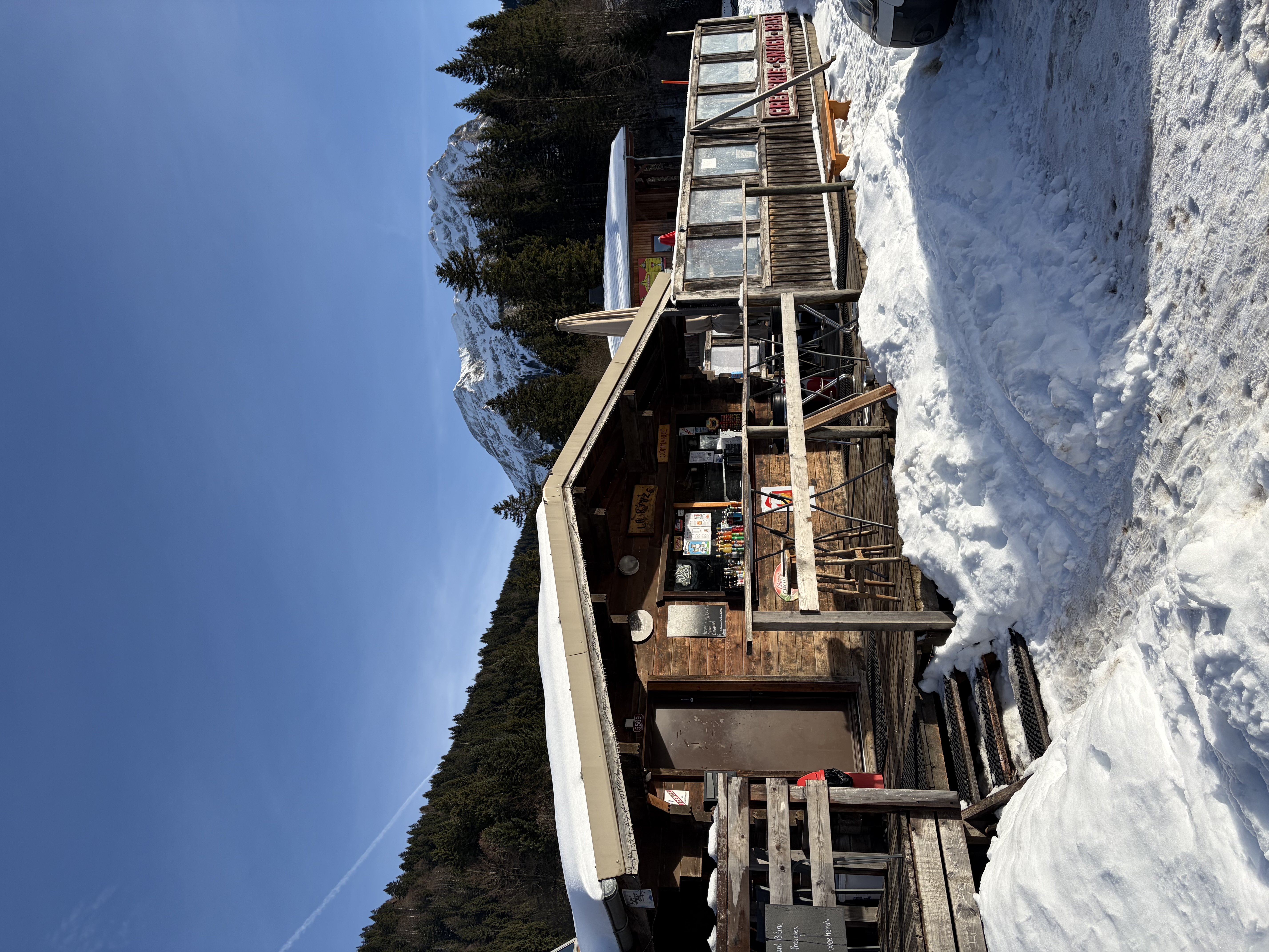 Venez découvrir cette affaire clé en main située sur le domaine des portes du soleil, au pied des pistes de ski et sur un grand parking, point de départ de nombreuses randonnées.

Description de l’établissement :
* Chalet principal comprenant le bar-cuisine, comptoir intérieur et extérieur, table intérieure et une grande terrasse de 30 couverts.
* Un second chalet avec toilette privé séparé, lave linge, zone de stockage alimentaire, et terrasse de 20 couverts.

Atouts :
* Très bon chiffre d’affaire sur 6 mois d’ouverture, commerce rentable 
* Aucun concurrent direct.
* Clientèle locale, touristique et de groupes.
* Loyer communal 300€ ttc / mois (bail 3/6/9) et peu de charges, licence IV (dans le loyer)
*Actuellement ouvert de Décembre à Avril et Juillet Août.

Totalement équipé en matériel professionnel, beaucoup renouvelé en 2025 (factures)

Infos : 
* Vente pour rapprochement familial 
* Pas de salariée à reprendre
* Affaire clé en main, idéale pour un couple ou une reconversion.
*Possibilité d’accompagnement des repreneurs 
*Appartement meublé à 500m disponible (loyer correct)
*Aucun travaux à prévoir, clé en main 
*Bailleur totalement ouvert aux améliorations du bien

Personne sérieuse uniquement ! Curieux s’abstenir.  📷 Plus de photos et d’infos sur demande