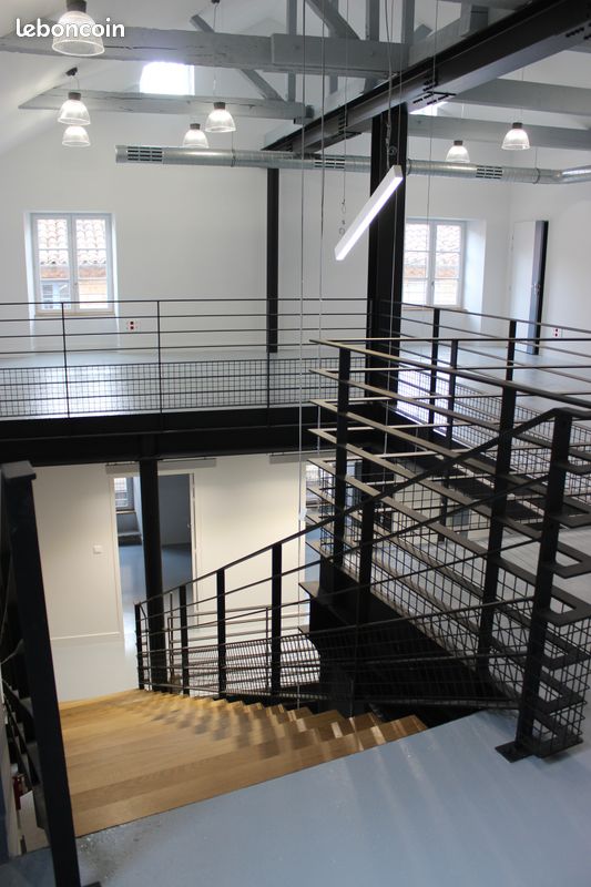 La Communauté de communes Quercy Rouergue et Gorges de l’Aveyron propose, à la location, un espace de bureau à destination des entreprises situé au cœur du centre-bourg de Caylus dans l’actuel CRE (Centre de Ressource Économique) basé au 8 rue du long.

Le bureau est situé au centre du futur Tiers Lieu de Caylus, au cœur d'un écosystème dynamique (https://www.facebook.com/fablab.lafabrique.caylus).

Il bénéficie de différents espaces de convivialité partagés (cuisine, espace de repas, extérieurs). Ainsi qu'une salle de réunion équipée pour le format visioconférence qui viendra compléter l’offre de service pour les entreprises résidentes.

Surface au sol de 90m2 + coin WC et rangement.

Espace lumineux et confortable situé au dernier étage.

Location selon deux formules à adapter à vos projets :
-Location complète du plateau 500€ /mois.
-Location en espace de travail partagé 150€ / mois. 

Charges comprises : eau, électricité, chauffage.

En plus : accès internet et imprimante mutualisée.

Idéal pour les télétravailleurs, les agences de communication...

Disponible dès maintenant !