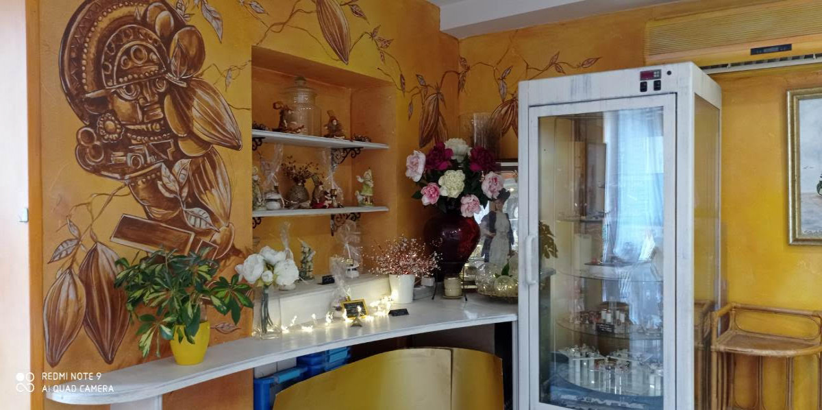 Boulangerie pâtisserie artisanale tenue par nos soins depuis 23 ans dans ville moyenne de 16000 habitants (dans le 63) dans quartier commerçant, avec une tournée (camion magasin). Boutique et matériel en excellent état, Four récent (4 ans). Le magasin est climatisé. L'entreprise compte un salarié (un boulanger).
Une clientèle habituelle mais avec une grande possibilité de se développer. Affaire à redynamiser et à rajeunir avec les moyens de communications d'aujourd'hui (internet).
Fermeture le dimanche après-midi et le lundi. Congés annuel 6 semaines par an. Stationnement devant le magasin; 2 arrêts minutes. Pour plus d'informations, nous sommes disponibles à partir de 19h00.