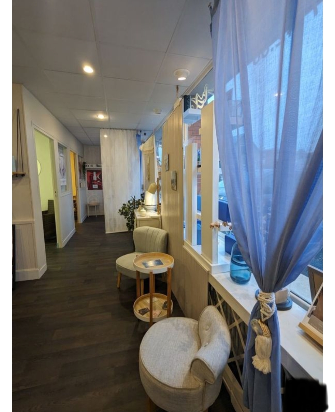 A vendre fonds de commerce salon d’esthétique – GIEN (45) – cause changement d’activité.

A moins de 2 heures de Paris, ce salon installé depuis 2017, bénéficie d’un emplacement idéal en cœur de ville de Gien (15 000 habitants). Il a su fidéliser une clientèle féminine et masculine (fichier = 1200).

Le local dispose d’une surface totale de 80 m2, distribuée comme suit : 

-         Un accueil et espace de vente de 16m²,

-         une cabine de soin corps avec douche de 14,5m²,

-         une cabine de soin de 8,5m² ,

-         une cabine d'épilation de 9m² ,

-         une cabine avec Appareil de bronzage UV de 8.7m²,

-         un espace onglerie de 9m²,

-         une réserve de 10,50m²,

-         Vitrine exploitable de 8ml,

-         + un parking privatif réservé à la clientèle.

Exploité seul pas de personnel à reprendre.

Bail commercial 3-6-9 : fin 2029.

Loyer annuel 8000 €

Idéal 1ère installation, possibilité de développement en élargissant les horaires et jours d’ouverture.

PRIX du fonds de commerce 37 000 €