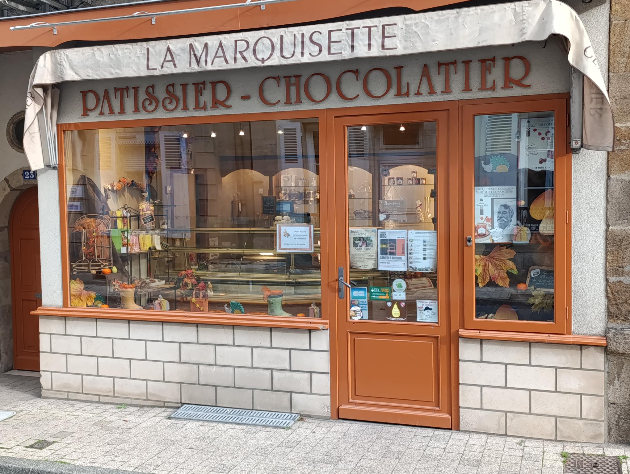 Vends pâtisserie Chocolaterie Glacerie au cœur d'une ville thermale et touristique du bourbonnais.
Idéale pour première installation.
Matériel en très bon état.
Descriptif : 

-	Four ventilé 8 plaques Pavailller + étuve
-	2 tours réfrigérés 3 portes
-	Batteur 20L 40L Bongard
-	Robot coupe R35
-	Chambre froide
-	Machine à chantilly
-	Congélateur surgélateur 4 portes Panimatic
-	Congélateur 2 portes Odic
-	Congélateur 6 portes Odic
-	Cellule de refroidissement et surgélation
-	Eplucheuse à pommes de terre Robot Coupe
-	Enrobeuse chocolat Gold2

Horaires d'ouverture :
- Du mercredi au samedi : 7h-12h30 15h-19h
- Dimanche : 7h-12h30
5 semaines de congés par an
Appartement :
- 1er étage :  cuisine, salon/salle à manger, WC + lavabo
- 2ème étage : trois chambres climatisées et salle de bain et WC
Possibilité d'achat des murs