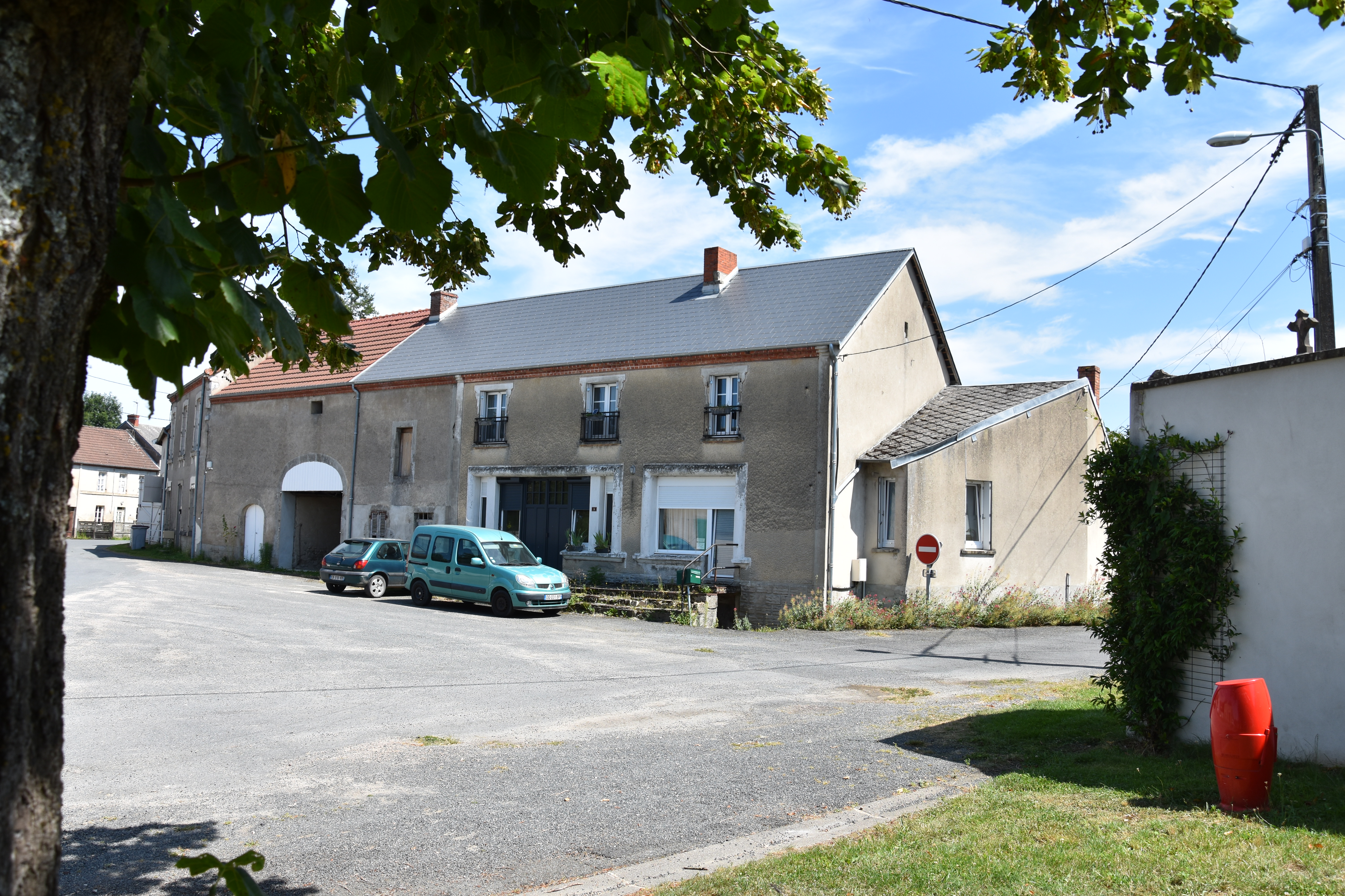 Bâtisse propice à différent projets : chambre d'hôtes, gites, commerce, atelier d'artiste, etc. C'est un ancien commerce : Salle de danse/restaurant avec espace bar et une pièce qui servait d'épicerie qui donnait sur une ancienne cuisine salle à manger. Les deux espaces ont leurs portes donnant sur l'escalier côté place de l'église. Actuellement utilisée depuis trois ans comme résidence principale. La grande pièce de l'ancien espace restaurant est utilisé comme salon et a commencé à subir des rafraîchissements : ajout de prises, câbles électriques en tissu et compteurs en céramique enlevés, murs rafraîchis, enduits et peints pour certains, et isolation côté rue ainsi que de belles double portes fenêtres toute neuves (permettant d'ouvrir en grand sur la route si nécessaire). À l'étage, deux des trois chambres ont été rénovées et remises au goût du jour, et le plancher en chêne a été entretenu (poncé et huilé).  

Cette bâtisse est de 175m2 habitable selon estimation d'une agence. Elle peut s'agrandir sur la dépendance qui est attenante et qui a la même toiture neuve, la même profondeur et donne sur le jardin.

Toitures : la grande toiture (couvrant le 1er étage) a été totalement refaite en septembre 2021 et couvre l'espace actuellement habitable ainsi que la bâtisse attenante (qui reste à rénover : garage et pièces supplémentaires possibles au R.C. et à l'étage). Reste une petite toiture à refaire, d'environ 5mx 4m couvrant cette bâtisse attenante, côté jardin (ou je souhaitais faire une chambre au R.C).

Les huisseries côté place de l'église ont été changées en 2022. Double porte battante et deux fenêtres en oscillo-battant avec store solaire posés dans la grande salle (donnant côté place). La porte-fenêtre de l'ancienne épicerie a été 8changée (la vitrine n'a pas été changée ni le store manuel) et est en oscillo-battant. Les fenêtres de la salle d'eau et des toilettes sont aussi neuves et en oscillo-battant.

L'ancienne épicerie a été remise aux normes électriques par un professionnel : nouveau tableau avec disjoncteur, câblage jusqu'à la borne EDF extérieure, et installation de goulottes et prises dans la pièce. La pièce actuellement utilisée comme cuisine a été rénovée : murs refaits, installation de prises, crédence, et isolation thermique des murs. Isolation au sol dans les combles et sous le plancher de l'ancienne épicerie.

Un jardin clôturé de 300 m² environ, avec pommier, pêcher, groseillier et autres plantes aromatiques, est situé côté sud. Sont accès est possible depuis la maison mais aussi depuis la petite ruelle à l'angle de la bâtisse. L'ancienne salle de danse donne accès au jardin, offrant ainsi la possibilité de créer une terrasse pour la clientèle ou, si la maison est utilisée comme résidence principale, de créer un salon donnant accès au jardin. L'espace cuisine a également une porte menant au jardin, avec quatre marches à descendre. Le jardin est légèrement incliné mais à peine, permettant ainsi aux fortes pluies de s'écouler dans la rue. Un puits alimenté par une des sources du village permet d'arroser le jardin. Ce jardin actuellement très vert, apporte fraicheur la journée et le soir  en période estivale.

Le village est situé entre deux autres communes qui possèdent quelques commerces (magasin de bricolage, boucherie, bar, librairie, etc. mais il faut prendre sa voiture à chaque fois et pour ceux qui n'ont pas de voiture, de permis ou les anciens cela n'est pas facile pour eux). Saint Fargeol, n'a qu'un bar ouvert tous les matins seulement et mériterais de retrouver un commerce ouvert en après-midi ou soirée : dépôt de pain, salon de thé, bar épicerie ou petite salle de réception. Une association artistique organise 3 ou 4 concerts en été chaque année.  Sur la communes : cours de Yoga, une Ets de confiture et diverses associations. Dans les communes voisines : écoles, maraichers bio, marchés, boucher, un Circuit de kart et d'accrobranche, compagnie de théâtre, etc.
Dans les environs : deux ressourceries, lycées agricoles, etc. La propriété est à 20mn de l'entrée de Montluçon et environ 35 à 40mn du centre ville.
La maison (ancien commerce) donne sur la route principale avec possibilité de ce garer devant ou devant l'église. Les poids-lourds livrant les diverses entreprises locales et les usagers passent devant sur cette axes principale du village donc visibilités assuré et possibilité de ce faire livrer.

Dim des pièces : 
- Salon/ex-restaurant : 10mx5m
- Pièce de l'ex épicerie : 4m x 6,80m
- Chambres : 5x2.80m (pour les plus petites) et plus de 6mx3mpour la 3ème.
- Cuisine rénové : 4.60x3.30m (possibilité d'agrandir sur l'ancienne cuisine d'environ 10m2 car mur non porteur. Actuellement dans cette ancienne pièce ou il y avait une cuisinière à bois, il y a l'évier et le chauffe eau).
- Petit toilette mais mur rafraichis et une couche d'isolation liège.
- Salle d'eau : rénovation en projet cabine de douche à changer (sera fait ou à faire).