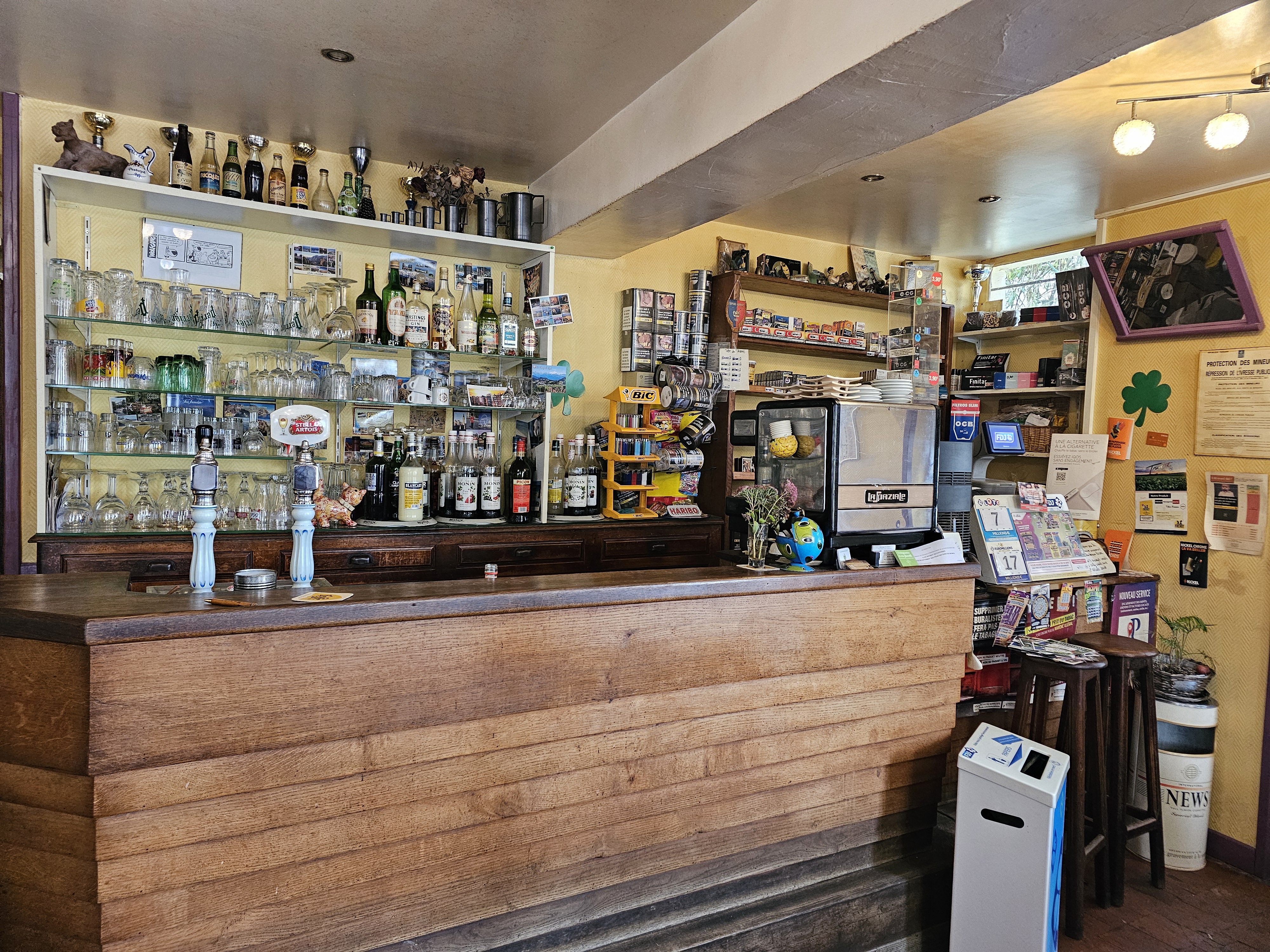 Vente pour départ en retraite. 
Commerce prospère sur la commune de Surgy proche du Canal du Nivernais et Clamecy.
Cet établissement propose diverses prestations annexes (FDJ, Point Nickel, vente du topo des Roches de Basseville et vente de carte de pêche)
Pour le bar nous avons une licence IV. 
Le restaurant a une capacité de 40 couverts environ et une terrasse ombragée en plus d'environ 20 couverts. 
La cuisine est fonctionnelle. 
À l'étage se trouve la partie hôtel avec 5 chambres. 
Au deuxième étage se trouve une partie habitable. 
Cet établissement possède une cave voûtée avec la chaufferie à fioul. 
Pour plus de renseignements merci de me contacter par téléphone