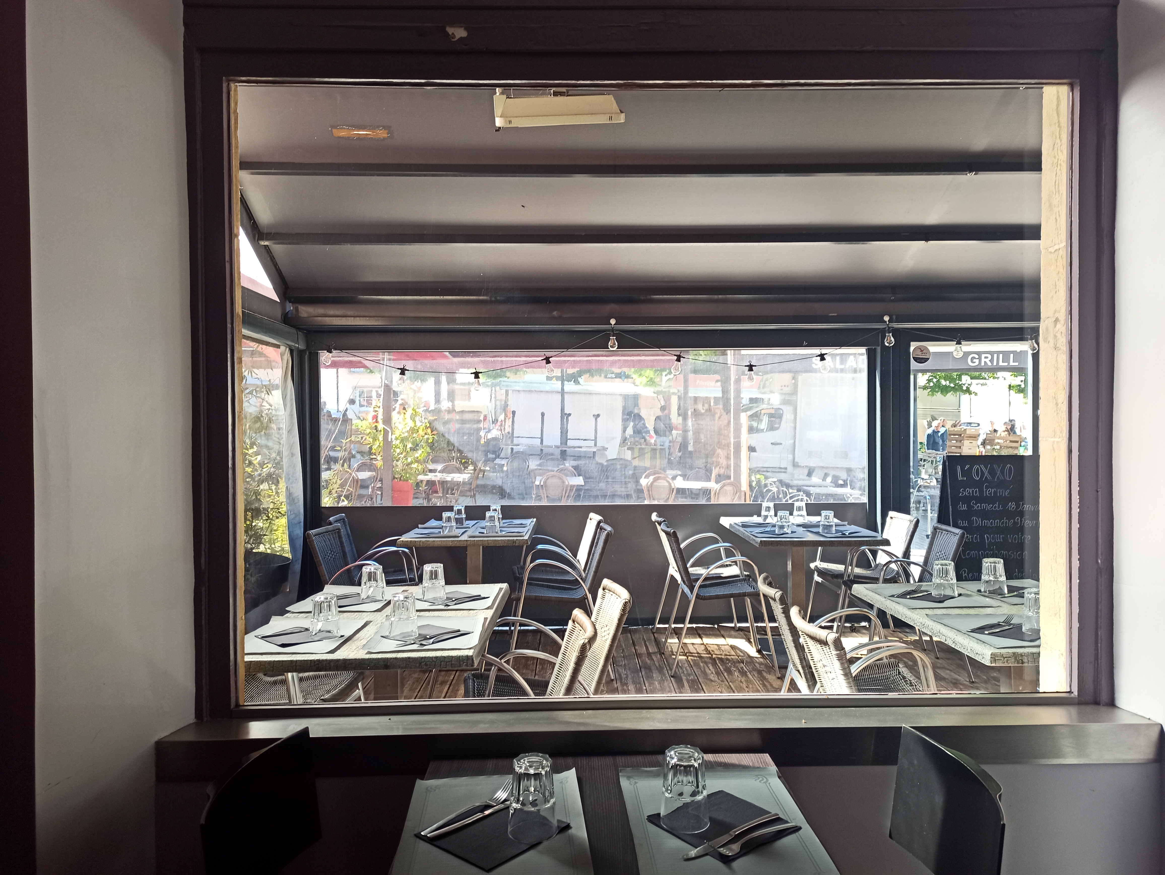 À reprendre, un restaurant traditionnel, créé en 2012, situé à Mende, préfecture de la Lozère. L’établissement bénéficie d’un emplacement stratégique, facilement accessible à pied comme en voiture.
La salle peut accueillir une vingtaine de couverts. Elle est complétée par une terrasse couverte de 34 places et une terrasse extérieure de 58 places, un véritable atout apprécié de la clientèle, principalement composée d’habitués.
La cuisine est entièrement équipée et fonctionnelle. 
Le restaurant est ouvert à l’année, avec un service de restauration le midi et le soir. L’équipe, de 3 à 5 selon la saison, comprend un salarié en CDI.
L’établissement présente des perspectives de développement, notamment grâce à la mise en place de plats à emporter ou à la vente de glaces en journée durant l’été.

Selon les besoins, le cédant pourra accompagner le repreneur lors du démarrage de l’activité.

Bail commercial : 734 € HT / mois
Vente du fonds de commerce : 160 000€