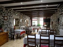 Au cœur du Puy-en-Velay, capitale européenne des Chemins de Saint-Jacques-de-Compostelle, à seulement 5 minutes de la gare et du centre-ville, découvrez ce ravissant hôtel restaurant classé Logis de France et Relais du Chemin de Stevenson, proposé à la vente en fonds de commerce.

Fort de plus de 40 années d’activité et bénéficiant d’une solide réputation, cet établissement se compose de trois bâtiments entièrement restaurés au fil des années afin d’offrir à sa clientèle tout le confort moderne. Il dispose de 24 chambres chaleureuses réparties sur trois niveaux desservis par un ascenseur, ainsi que de stationnements privatifs couverts.

L’hôtel accueille une clientèle variée : pèlerins, touristes, voyageurs d’affaires et familles. Chaque chambre bénéficie d’équipements de qualité : Wi-Fi gratuit, Canal Satellite, climatisation, salle de bains avec baignoire ou douche à l’italienne. Certaines chambres profitent également de terrasses privatives, de balcons ou d’un charme mansardé au dernier étage.

La partie restauration propose deux belles salles au cachet rustique pouvant accueillir jusqu’à 45 couverts, ainsi qu’un espace dédié aux petits-déjeuners sous forme de buffet. Une troisième salle, actuellement en cours d’aménagement, permettra d’accueillir des groupes, réunions ou formations.

L’espace cuisine est fonctionnel et organisé en plusieurs zones : stockage, préparation, plonge et cave. L’établissement comprend également un bar, une blanchisserie, des sanitaires et douches pour le personnel, ainsi qu’une chaufferie.

Parmi les nombreux atouts de ce bien :

Accessibilité PMR
Travaux de rafraîchissement réalisés entre 2013 et 2018
Situation touristique et économique privilégiée
Activité pérenne avec chiffre d’affaires sécurisé

Une opportunité idéale pour développer une activité hôtelière et de restauration dans une destination touristique incontournable.