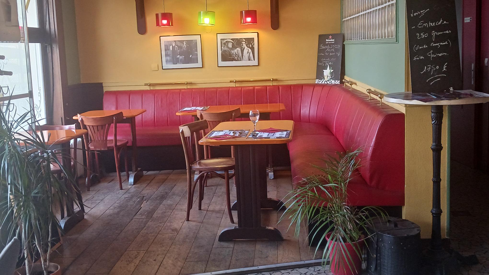 🌟 **À Vendre – Hôtel Restaurant Bar face à la Gare de Vire** 🌟

Depuis plus de 50 ans, cet hôtel-restaurant-bar fait battre le cœur du quartier de la gare de Vire. Des générations de voyageurs venus de Paris-Montparnasse y ont trouvé un repas de cuisine traditionnelle , un lit confortable et un accueil chaleureux. Les murs de cette maison résonnent encore des histoires de passage, de retrouvailles et d’aventures partagées.

Aujourd’hui, après 18 années aux commandes, les propriétaires s’apprêtent à tourner la page pour profiter d’une retraite bien méritée. Mais avant de refermer ce chapitre, ils souhaitent transmettre le flambeau à de nouveaux passionnés, prêts à écrire la suite de cette belle histoire.

✨ L’établissement, idéalement situé face à la gare, offre :

17 chambres confortables, dont 3 familiales pour accueillir toutes les clientèles,
* Une cuisine équipée,
* Un bar convivial et une salle de restauration,
* Une équipe fidèle (une cuisinière en poste depuis 9 ans et une employée de ménage).

💡 C’est une affaire vivante, qui attend simplement d’être réinventée. Développer le tourisme, innover dans l’accueil, imaginer de nouvelles expériences… tout est possible pour celui ou celle qui prendra les rênes.

👉 **Un prix attractif : 185 000 €
👉 **Un loyer raisonnable : 1 300 € / mois
👉 **Bilans disponibles sur demande

Et pour vous accompagner dans ce projet, Sandrine Nonclercq, manager commerce à l’Intercom de la Vire au Noireau, est à vos côtés pour faciliter vos démarches et vous orienter vers les aides financières disponibles.

📞 Contact : 07 87 98 07 82
📧 [snonclercq@vireaunoireau.fr]

Alors, êtes-vous prêt à reprendre le flambeau et à faire rayonner cet hôtel-restaurant-bar qui n’attend que vous ?