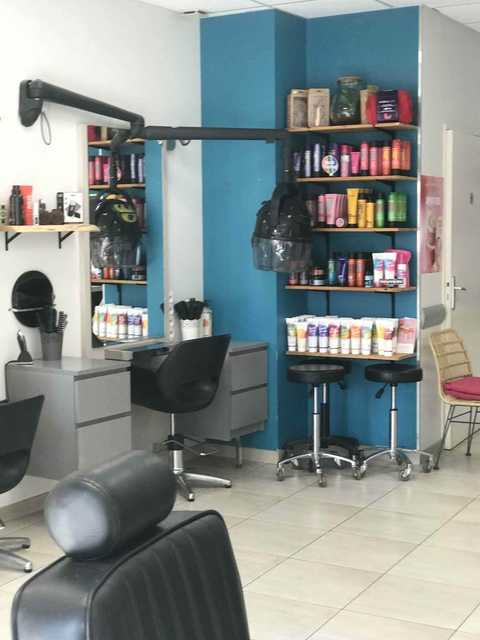 A vendre super salon de coiffure..
En plein centre ville d’une commune à taille humaine mais en pleine expansion..12000 habitants avec le regroupement des communes et 400 logements en constructions.
6 postes de coiffages.
Coloration classique et naturelle.
Equipe en place qui n attends que vous..
Parking à proximité.
Norme pmr ok.
2 collèges à proximité 
1 pôle santé avec l’arrivée prochainement d’un irm 
1 pôle d’orthodontie..