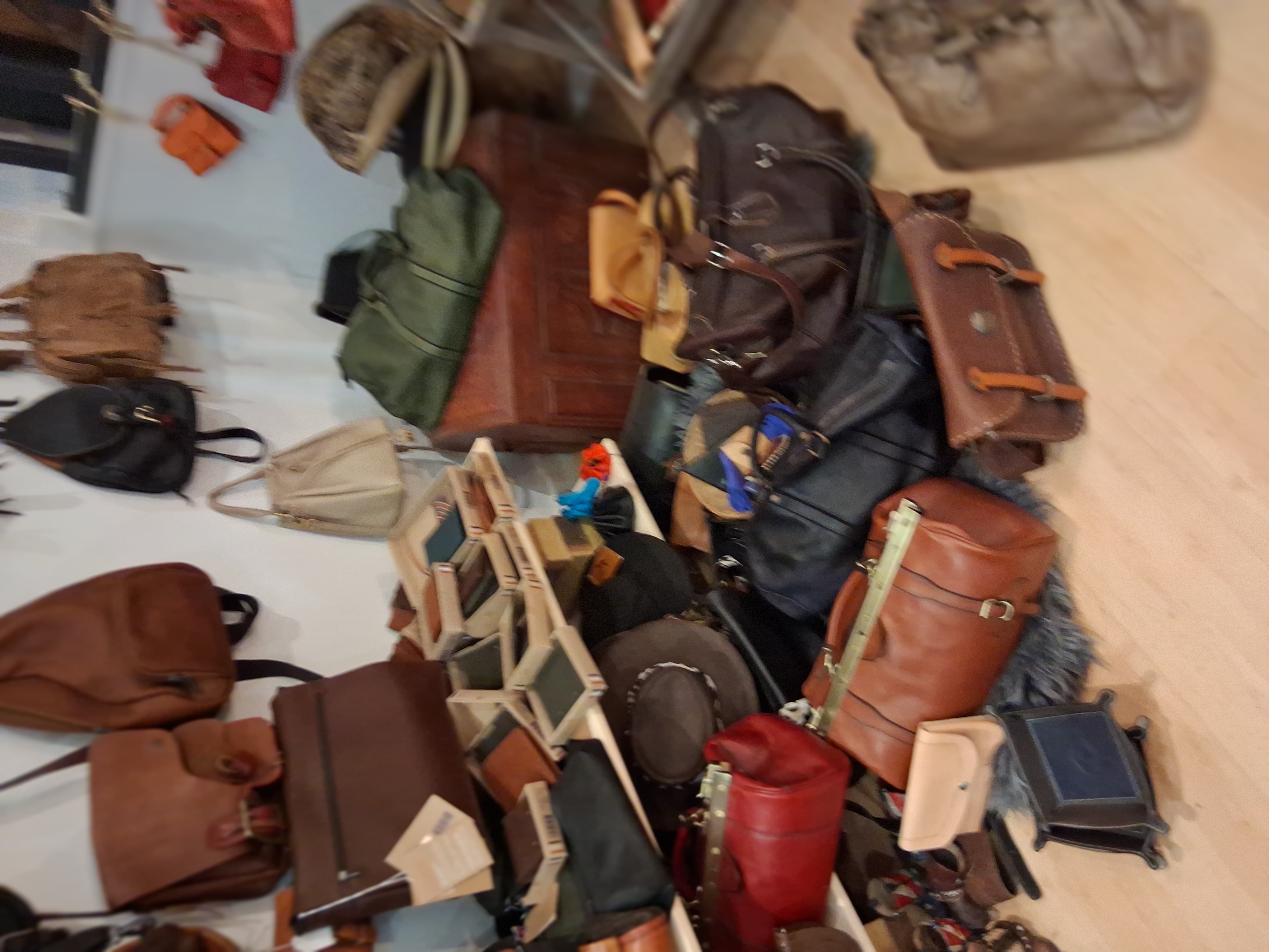 Cause retraite a vendre fonds artisanal  de sellerie-maroquinerie  situe dans le centre ville historique de st pol de leon ,    l entreprise  exerce  une activite artisanale de sellerie traditionnelle  ainsi que la fabrication d articles de maroquinerie. ( sacs , cientures ect ) eglement la revente d accessoires. ( chapeaux , porte monnaie , portefeuilles )  plus de 20 annees d activite . Aucune concurence direct sur la commune .prix de vente du stock 70000 euros .formation possible pour le repreneur avec suivis .local 60 m2  loyer 500 ttc .l organisation de stages d initiation. ( 5 jours,1 jours , 3 heures ) clientele local et touristique deplacements au fete locales .