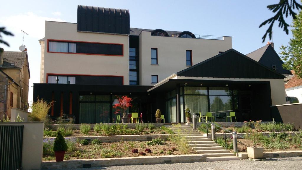 Vend fonds de commerce dans bel hôtel moderne du centre du village reconstruis à neuf il y a 10 ans.
12 chambres, une salle de restaurant avec terrasse, un salon, une salle de Petit-déjeuner/bar. Une grande cuisine pro avec office et cave.
Appartement privé idéal couple avec ou sans enfant.
Pas de travaux à prévoir.