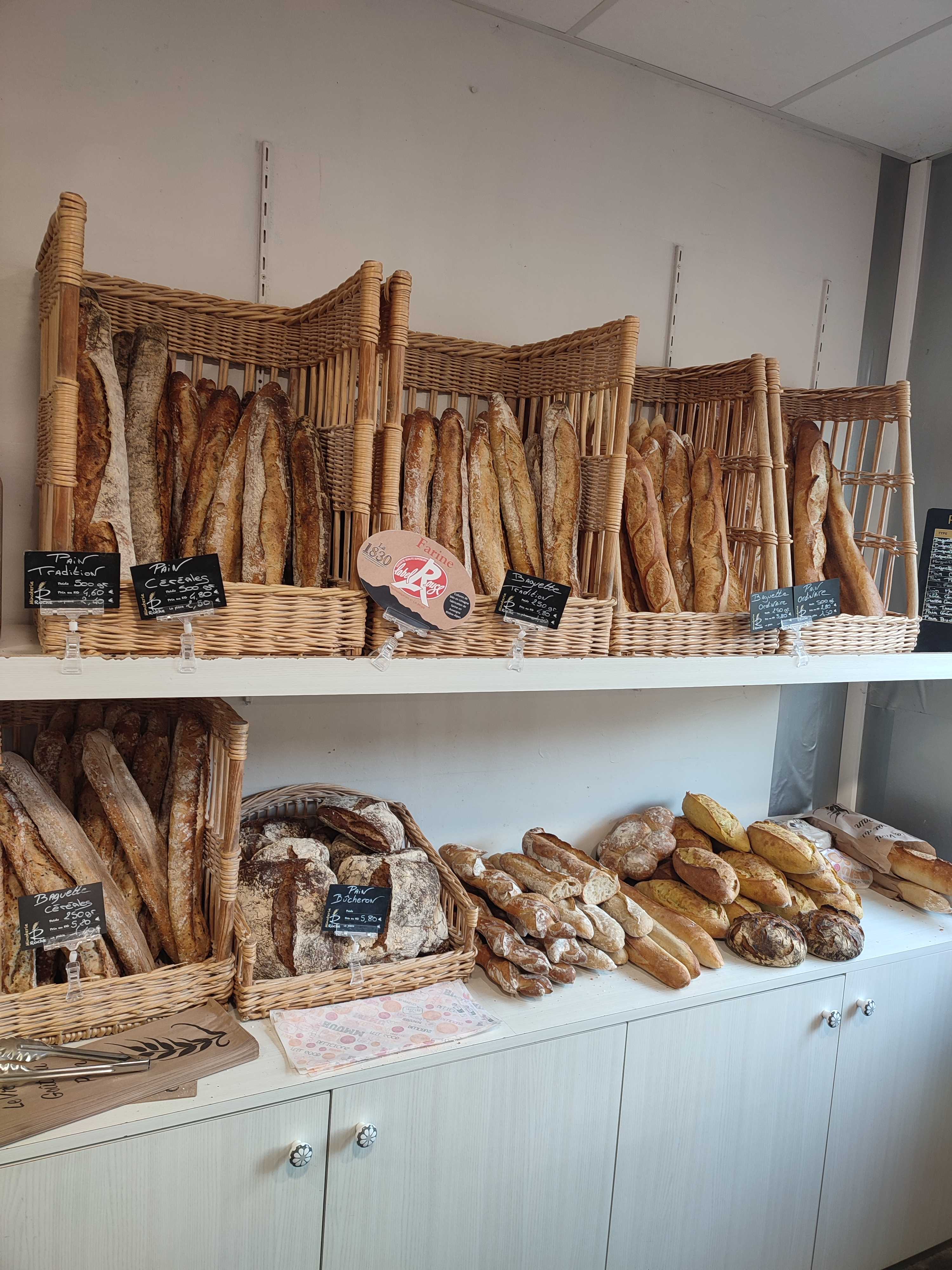 Vous êtes boulanger et vous recherchez un commerce tout neuf pour pouvoir y développer également une activité épicerie ?
Alors n’hésitez pas à demander davantage d’informations sur ce point de vente situé dans un village de 1500 habitants à quelques kilomètres de Pont du Château.
80 m2 de surface de vente ; matériel de boulangerie/pâtisserie tout neuf (sauf la chambre de pousse), sol et peintures impeccables.
Dernier CA au bilan : 340 000 € TTC dont les ¾ de CA sont attribués à la boulangerie et la pâtisserie.
Loyer mensuel TTC : 850 €
Vente du fonds de commerce : 170 000 €.
Services proposés actuellement : Gros rayon boulangerie/pâtisserie ; un peu de traiteur ; Gaz / Presse / Livraisons à domicile… Contrat VintedGo (sans locker) signé, dans l’attente de mise en route.
Ouvert du mardi au samedi de 6h30 à 12h30 & de 16h30 à 19h30. Le dimanche de 7h à 12h30.
Fermé le dimanche AM et lundi.
Gros points forts du projet : 1) le magasin est le seul lieu de vie du village et la clientèle y est fidèle 2) possibilité également d’avoir un logement sur place -> à voir avec les propriétaires des murs 3) bons partenariats en place avec un restaurant, une maison de retraite + école, la Mairie et les nombreuses associations locales.

Exploitation idéale en duo avec un boulanger déjà en place, sinon possibilité de tenir le magasin en solo avec organisation d’un dépôt de pain ou création d’un pôle « pain cuit sur place ».
Prenez contact avec nous sans plus attendre.  40 000 € d’apport seulement nécessaire.

*photos non contractuelles
Réf. annonce 334 268