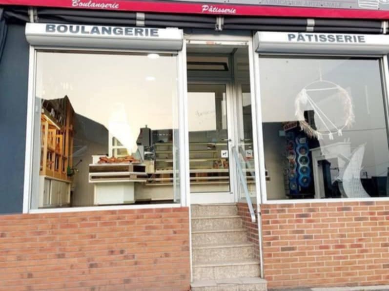 Vend fond de commerce, boulangerie-patisserie dans un village d'environ 1500 habitants très passant qui dessert plusieurs axes.

Laboratoire de 90m2 avec four récent, magasin de 20m2

Location de l'ensemble 
Magasin,laboratoire,maison et jardin attenant 485€/mois.🏘
Possibilité également d'acheter les mûrs.



Différents dépôt de pains et collectivité.

🚙Grand parking pour la clientèle.

Proche de toutes commodités.

Bilan très correct et en progression. ↗️

( Malheureusement je vend pour soucis de santé)

Plus de renseignements veuillez me contactez en message ou appel.

Curieux s'abstenir