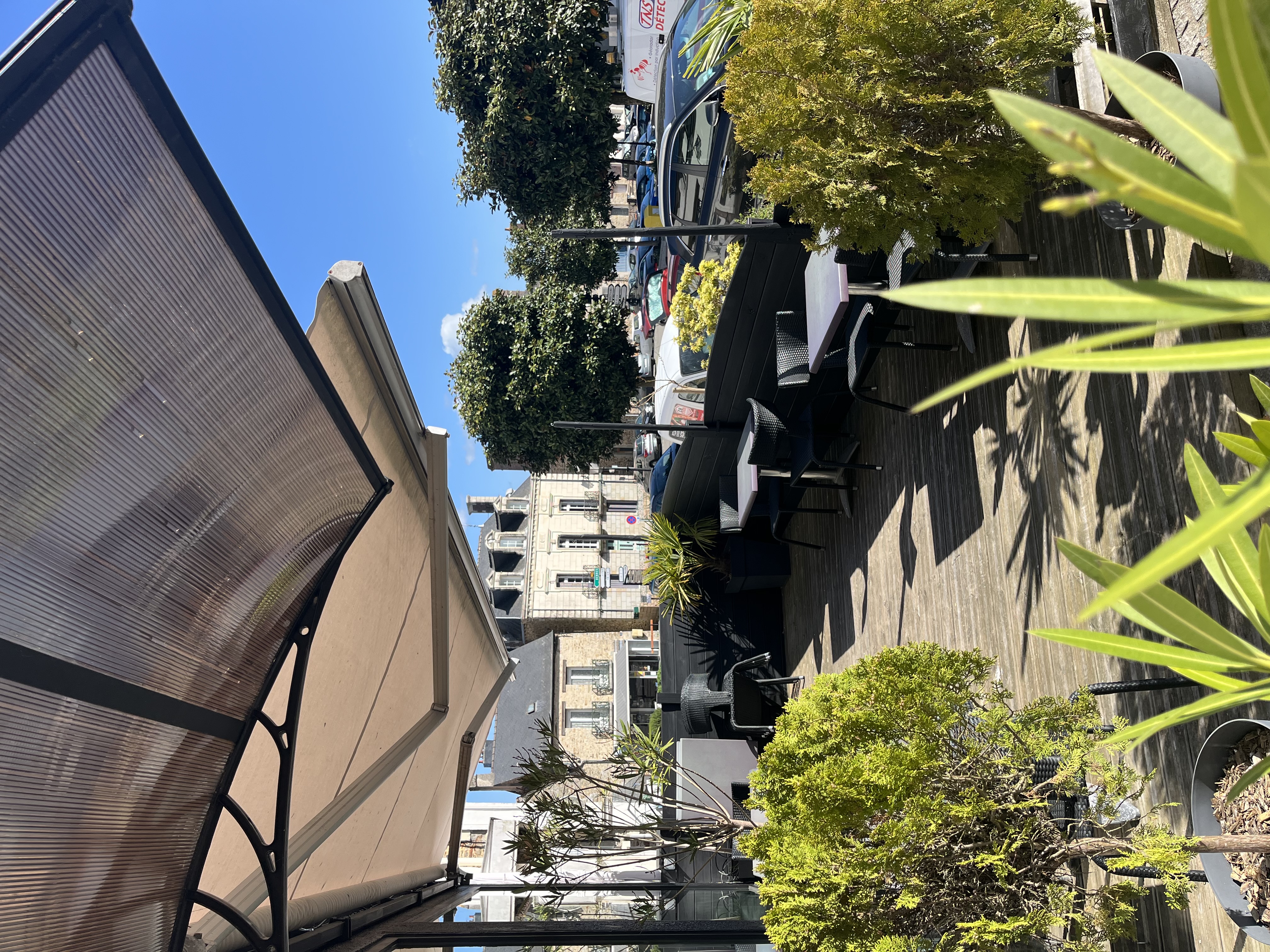 En plein centre bourg venez découvrir cette adresse qui s’aura peut être vous séduire!!!
Dans une commune en plein essor économique avec maison médicale, écoles primaires, collège à 5 minutes à pied, commerces de proximité, fibre…
Rejoindre Rennes ou Nantes en train n’est même plus un souci, tous les jours plusieurs trains!!!

Ce Restaurant à la Décoration chaleureuse , conviviale accueille chaque midi une clientèle locale et de passage suivant saison.
Places de parking devant le restaurant 
Affaire idéale à deux, cuisine professionnelle bien équipée qui s’adapte à à tous types de restauration 
Capacité d’une quarantaine de couverts,  extérieure 18 places.Ouvert  du lundi au samedi midi et le vendredi soir, 7 semaines de vacances par an (scolaires ou pas!) 
Cadre de vie idéale pour élever une famille.
Le fond de commerce peut être repris ainsi ou si vous avez d’autres envies de commerce la commune est très ouverte!
Bel Appartement de 160 m2 sur place, très calme.( Photos sur demande)
Pas de travaux à prévoir.