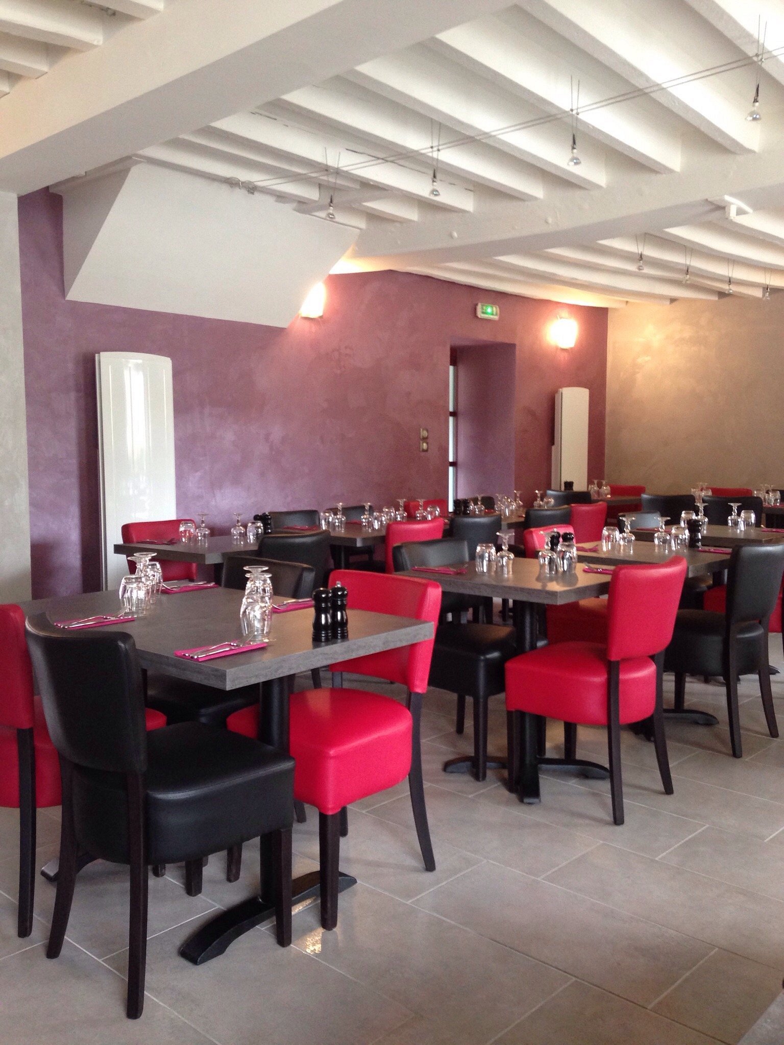 Vous rêvez d'ouvrir votre propre restaurant ou de développer une activité conviviale au sein d'une commune dynamique ? 
Une belle opportunité vous attend chez nous ! Reprenez un restaurant traditionnel idéalement situé en plein centre-ville d'Unverre:   

✨ Les atouts majeurs de l'établissement :
• Emplacement N°1 : Situé sur un axe très fréquenté, offrant une excellente visibilité et un accès très facile.
• Stationnement idéal : Un parking public de 50 places se trouve juste en face pour accueillir vos futurs clients.
• Espaces de restauration : Une première salle avec espace bar  de60m², une seconde salle 52m²ainsi qu'une agréable terrasse extérieure 30m²
• Équipements complets : Cuisine professionnelle entièrement équipée de 21.5m², réserve, sanitaires, matériel en très bon état et prêt pour une exploitation immédiate.
• Affaire saine et fidèle : Même direction depuis 2015, avec une clientèle locale déjà établie.
• Le petit + : Un appartement de fonction de 62m² comprenant 2 chambres parfait pour s'installer sereinement !   

Restauration traditionnelle, projet innovant ou nouveau concept... Tout est réuni pour concrétiser votre projet dans les meilleures conditions !
Devenez les futurs visages de ce lieu de vie ! 🤝✨

💡 Possibilité d'acquérir le fonds de commerce seul (avec bail commercial) ou l'ensemble avec les murs commerciaux.   
Fonds de commerce = 107.00€ + Loyer 1400€HT/mois Bail 3/6/9ans
Murs commerciaux= 260.000€