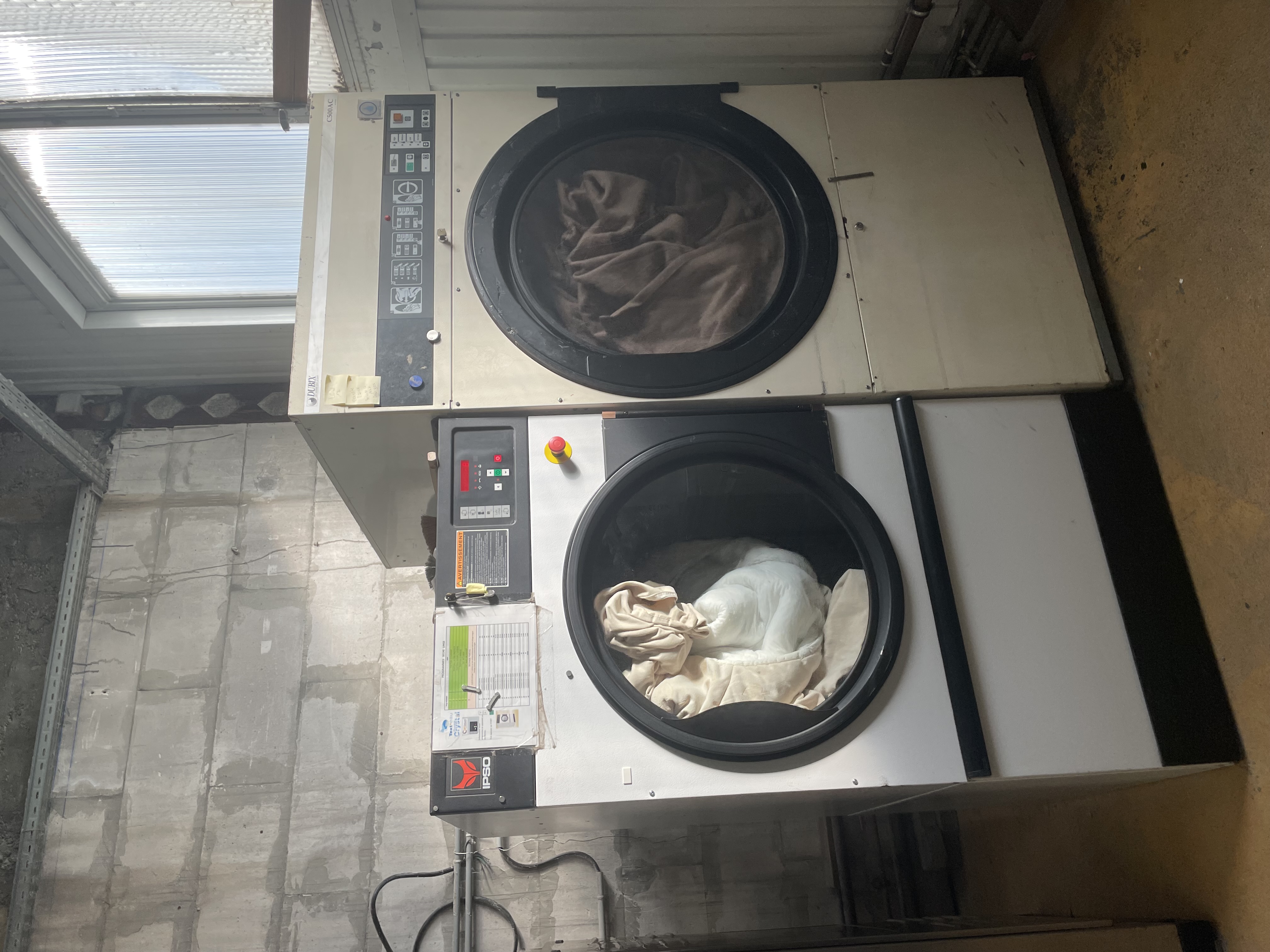 A VENDRE - FOND PRESSING & BLANCHISSERIE - ALPES DU SUD.

Opportunité rare dans les Alpes du Sud :
Fond de blanchisserie et pressing bénéficiant d'une excellente réputation et d'une clientèle diversifiée.

Activité :
Pressing et blanchisserie, cuirs, daim ,fourrure, ameublement pour particuliers, professionnels et collectivités.

Chiffre d'affaires :
376 049€ HT annuel, avec une activité stable et un fort potentiel de développement.

Implantation

- 1 site principal de production avec accueil clientèle
- 2 points de réception supplémentaires ( départements 04 et 05 )
- Service de livraison couvrant l'ensemble du département 05
- Réseau de dépôts existants ( pressing/blanchisserie)

Atouts :
- Clientèle fidèle et diversifiée ( particuliers, professionnel, collectivités)
- Organisation déjà en place avec logistique opérationnelle
- Bonne visibilité locale
- Potentiel de croissance ( développement B2B, augmentation des tournées, nouveaux dépôts )

Prix de vente :
250 000 €

Dossier complet et informations complémentaires sur demande.

Contact :
Pour toute information ou organisation d'une visite, merci de nous contacter au 0492510479